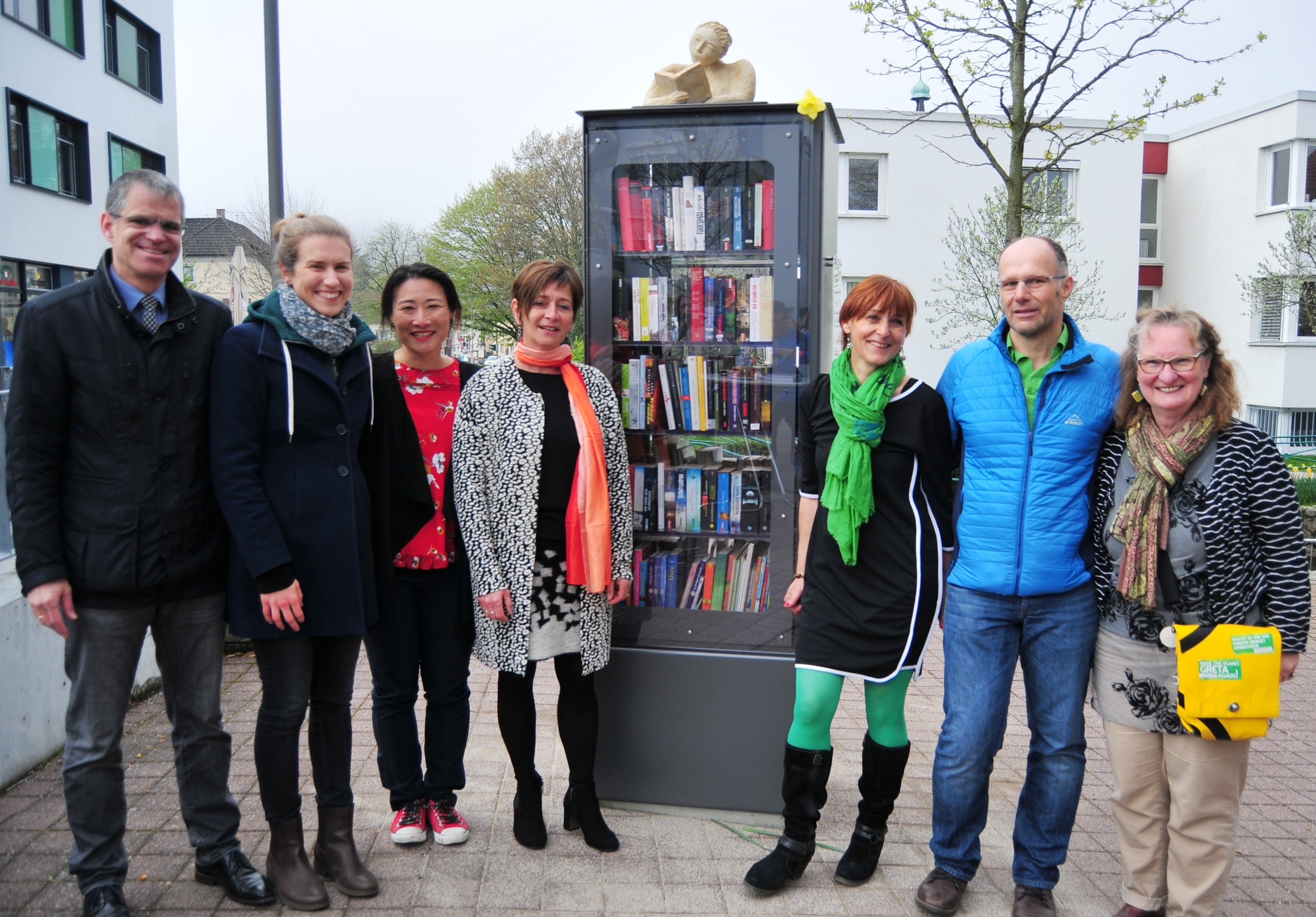 Bürgermeister Lipps (v. l. n. r.) dankte Autorin Uli Leistenschneider, Isabelle Göntgen, Dorothee Eggert, Margit Sauter, Georg Hund und Cordula Peter für ihr Engagement.