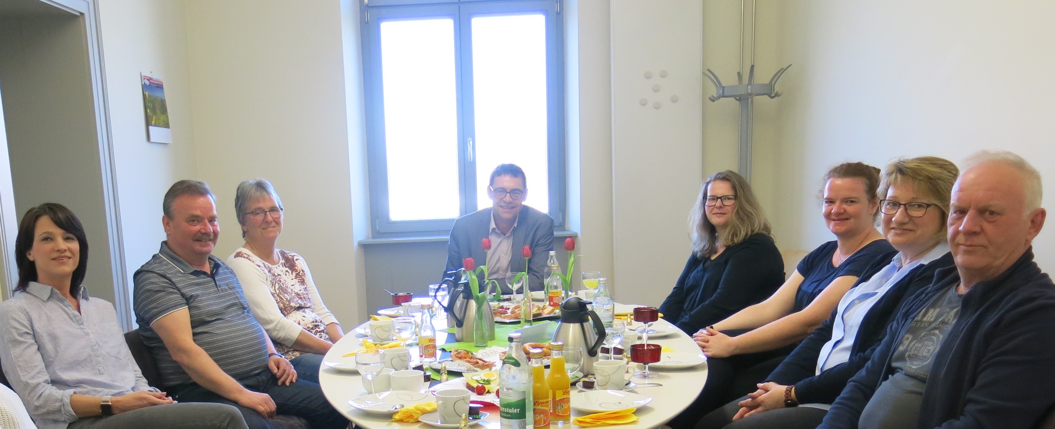 Mitarbeiter nutzen das ungezwungene Gespräch mit dem Chef.