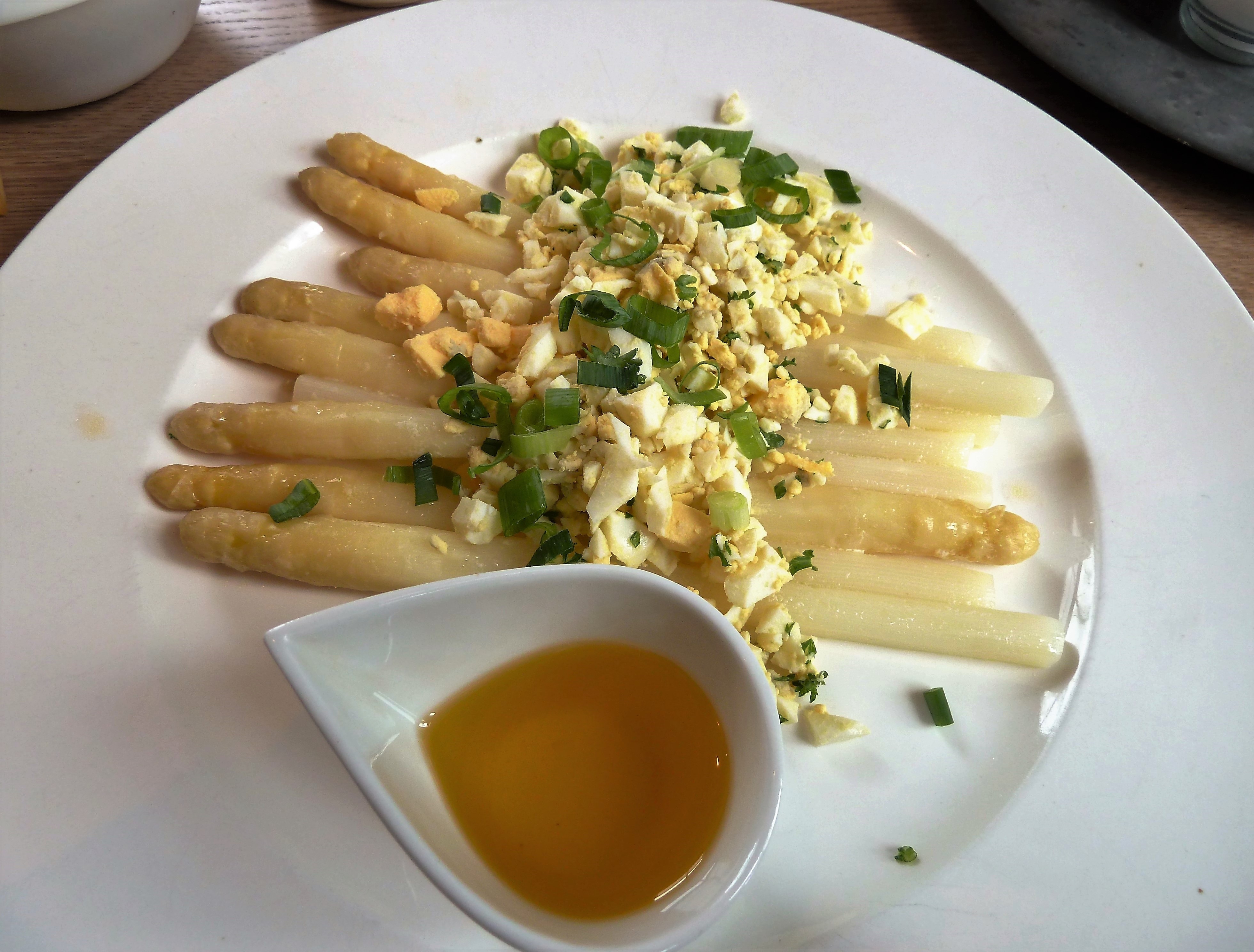 Einfach und gut: Frischer Spargel schmeckt ausgezeichnet zu einer Vinaigrette.