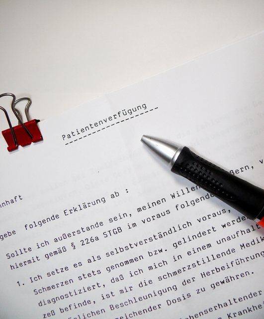 In einer Patientenverfügung wird festgelegt, welche medizinischen Mittel erwünscht sind, für den Fall, dass der Betroffene seinen Willen nicht mehr selbst äußern kann.