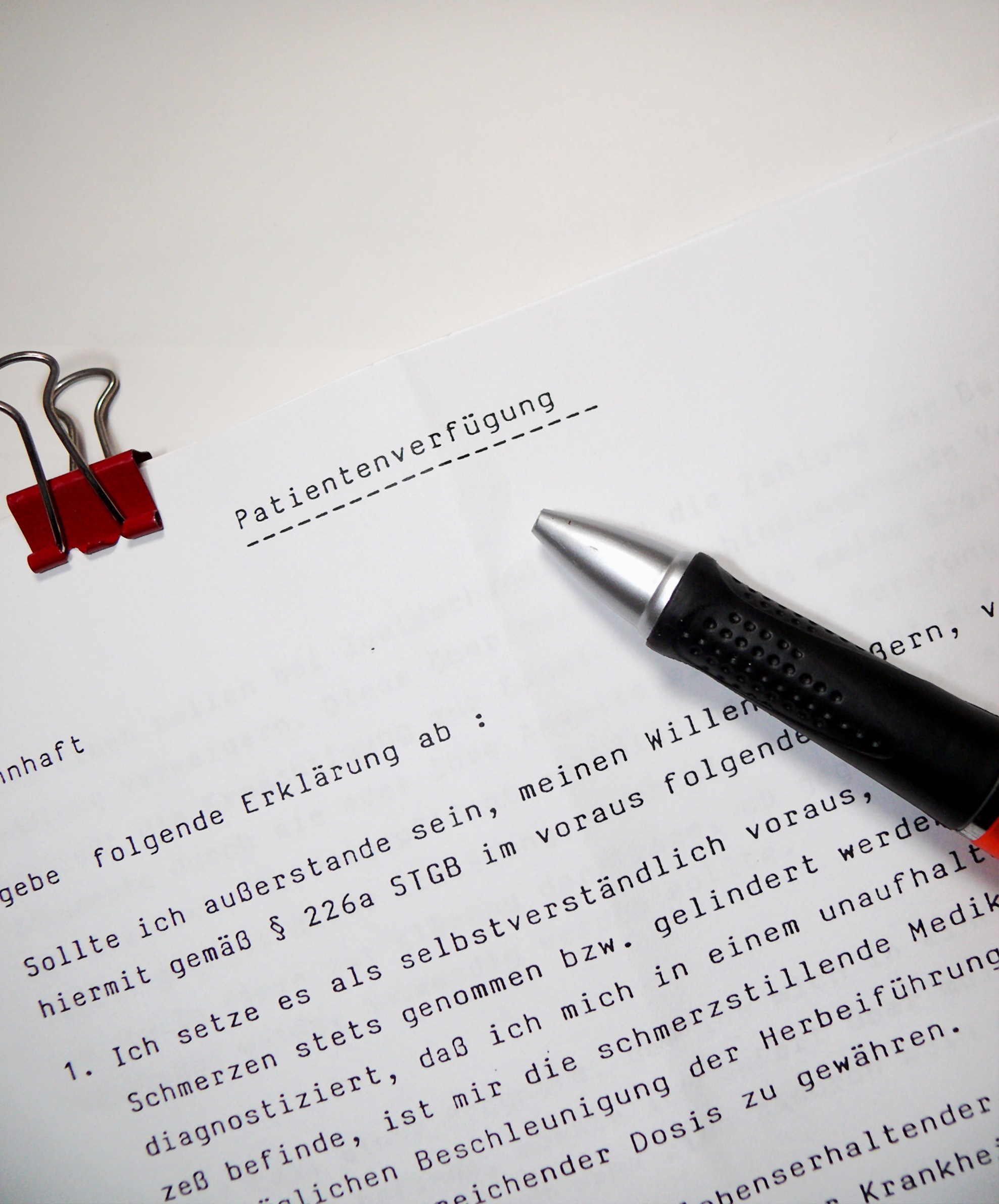 In einer Patientenverfügung wird festgelegt, welche medizinischen Mittel erwünscht sind, für den Fall, dass der Betroffene seinen Willen nicht mehr selbst äußern kann.