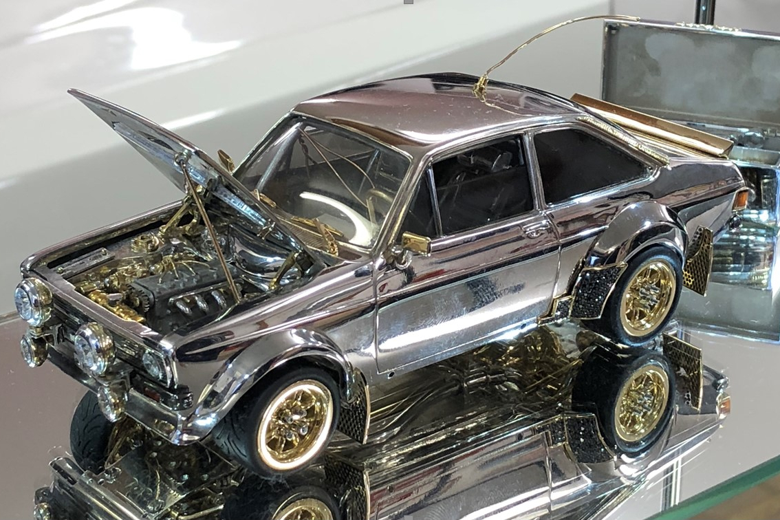 Dieser Ford Escort im Maßstab 1:25 ist ein echtes Schmuckstück. Er wurde vom britischen Juwelier Russell Lord in liebevoller Handarbeit vorwiegend aus Silber, Gold und Diamanten gefertigt.