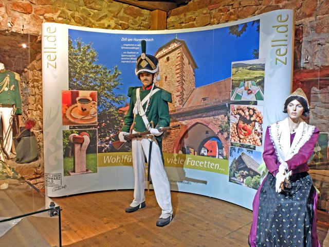 Der stolze Gardist und die schöne Maid freuen sich auf regen Besuch. | Foto: Alfred Schramm