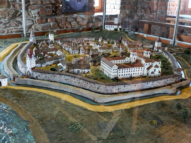 Modell vom mittelalterlichen Gengenbach mit seinen 6 Türmen, sowie einer Vor- und Hauptmauer.  | Foto: Alfred Schramm