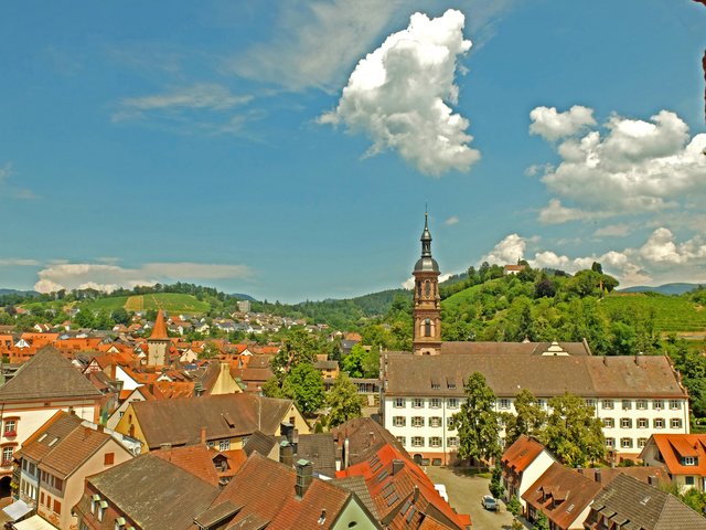 Eine der schönen Aussichten von der Türmerstube. Hier ein Blick auf einen Teil der Stadt mit Sicht auf Gebäude der ehemaligen Klosteranlage, dem Obertor und  der Jakobuskapelle auf dem Bergle. | Foto: Alfred Schramm