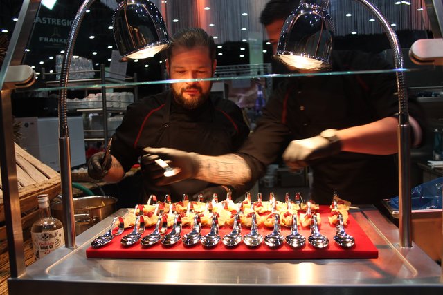 Maultäschle auf Zwiebelconfit passend zum Wein des Lumpp-Seminars | Foto: gro