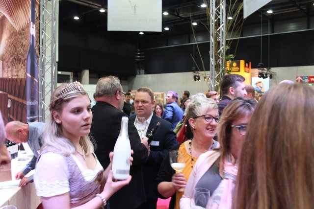 Die Oberkircher Weinprinzessin schenkt aus | Foto: gro