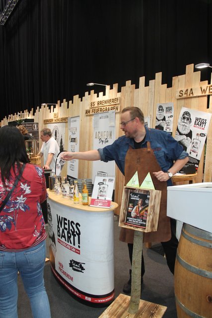 Ein Löffelchen Gin-Tannig-Eis verteilt Ulf Tietge. | Foto: gro