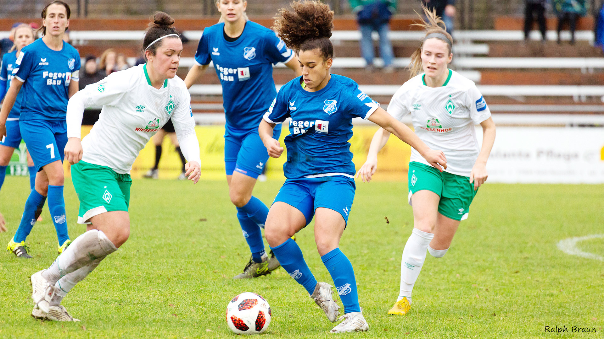 Die Frauen des SC Sand (blaues Trikot) sind heute zu Gast beim SV Werder Bremen.