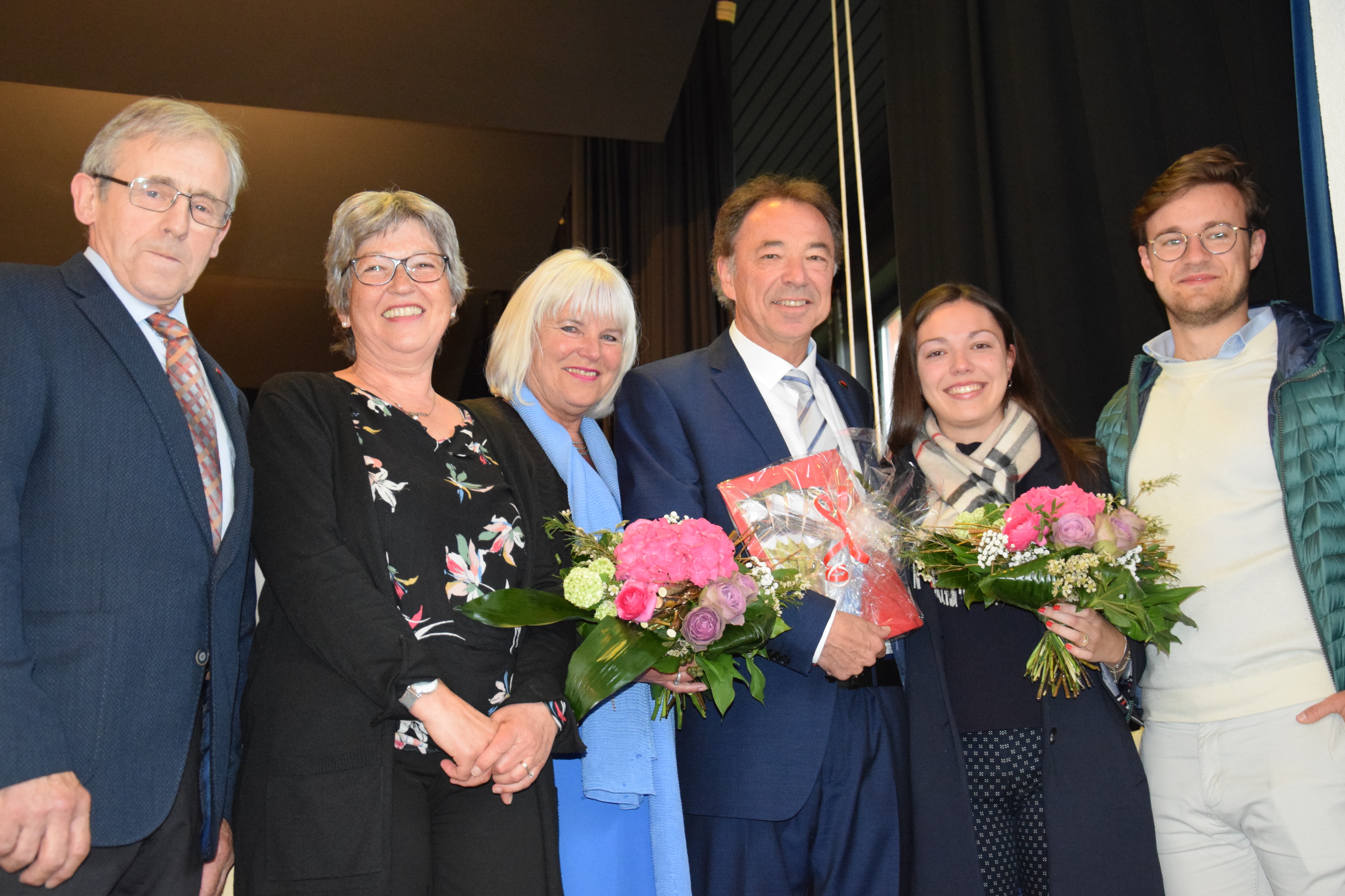 Bürgermeister Siegfried Eckert (3. von rechts) mit Lebensgefährtin Brunhilde Schweizer, Tochter Sarah und deren Freund Felix sowie Wahlausschussvorsitzender Peter Wälde und Bürgermeisterstellvertreterin Renate Wassmer.