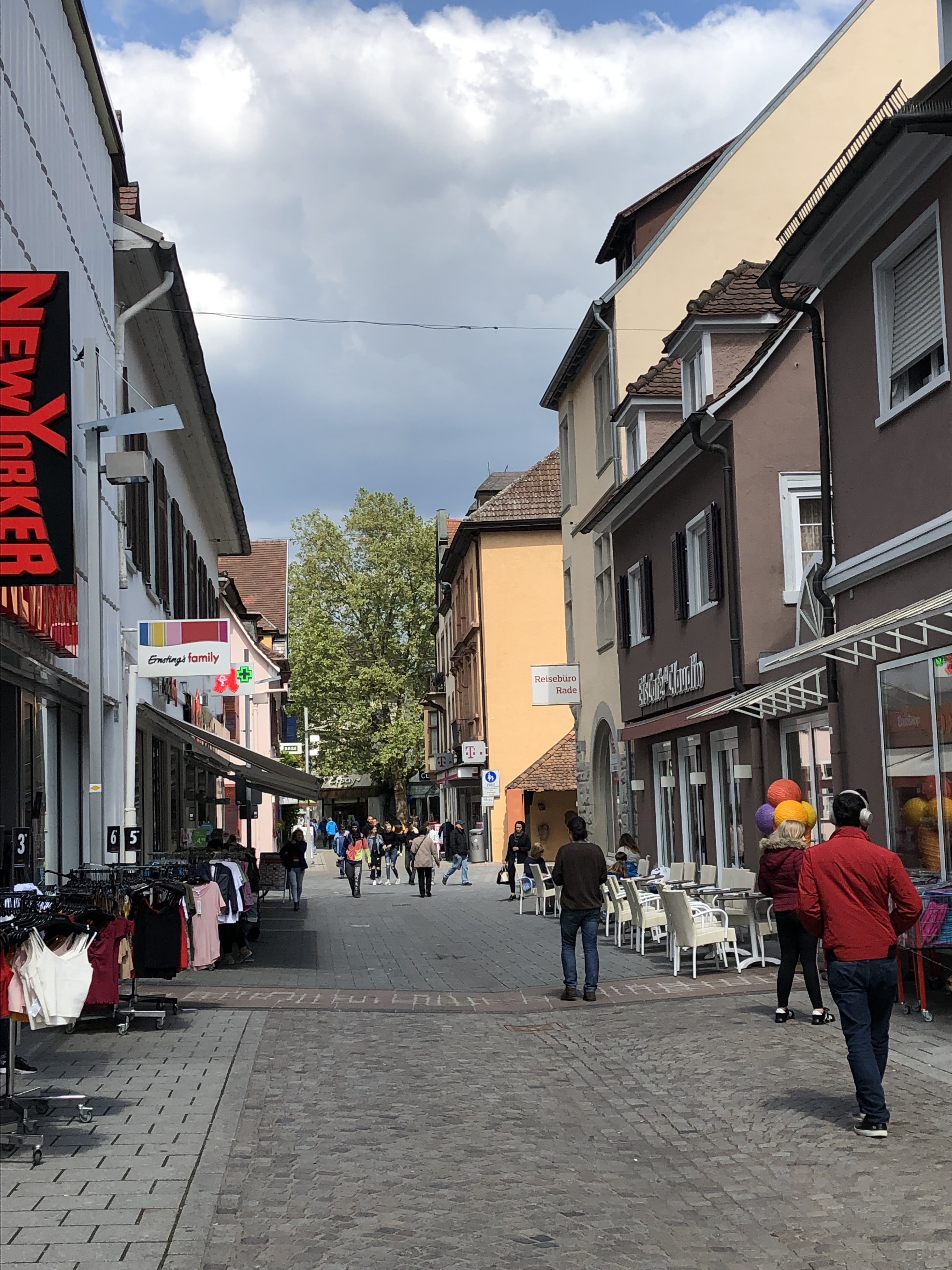 Straßencafés, Werbeaufsteller und Warenauslagen müssen genehmigt werden.