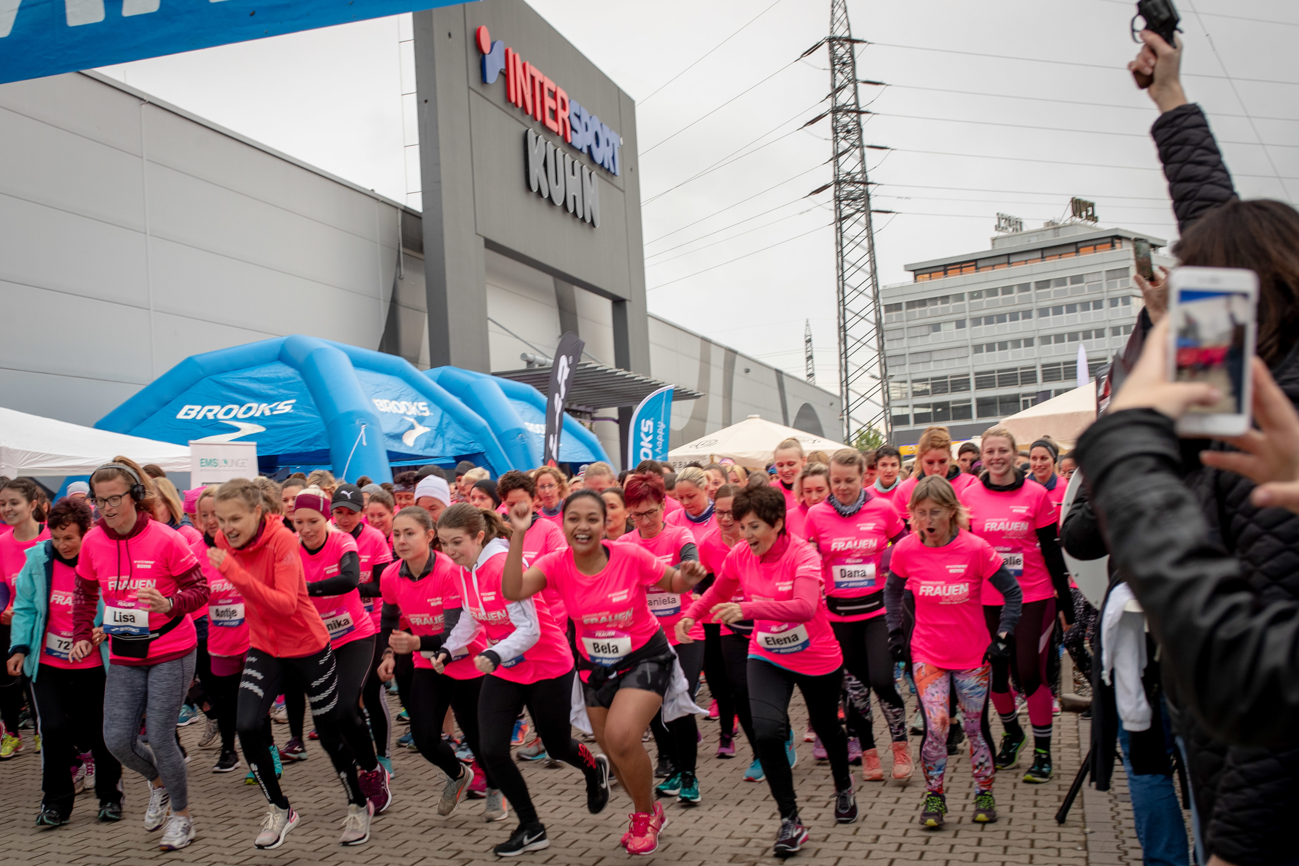 Die Teilnehmerinnen machten sich im pinken Trikot auf die Strecke.