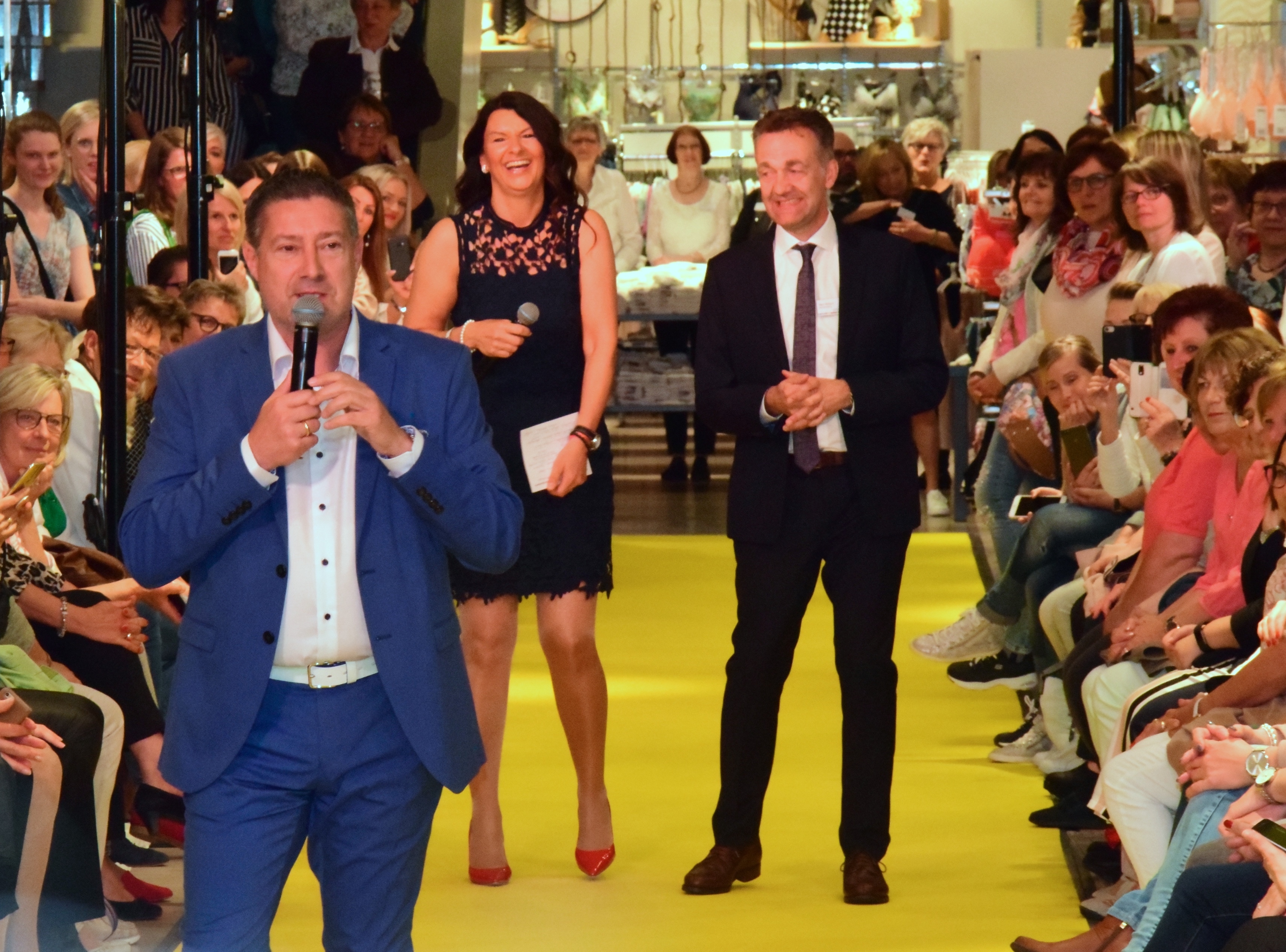 Ziemlich entrüstet war Joachim Llambi (l.), dass Kaufhauschef Bernd Peters (r.) und Mode-Moderatorin Claudia Nagel ihn in Achern in eine Falle von „Verstehen Sie Spaß?” locken wollten.