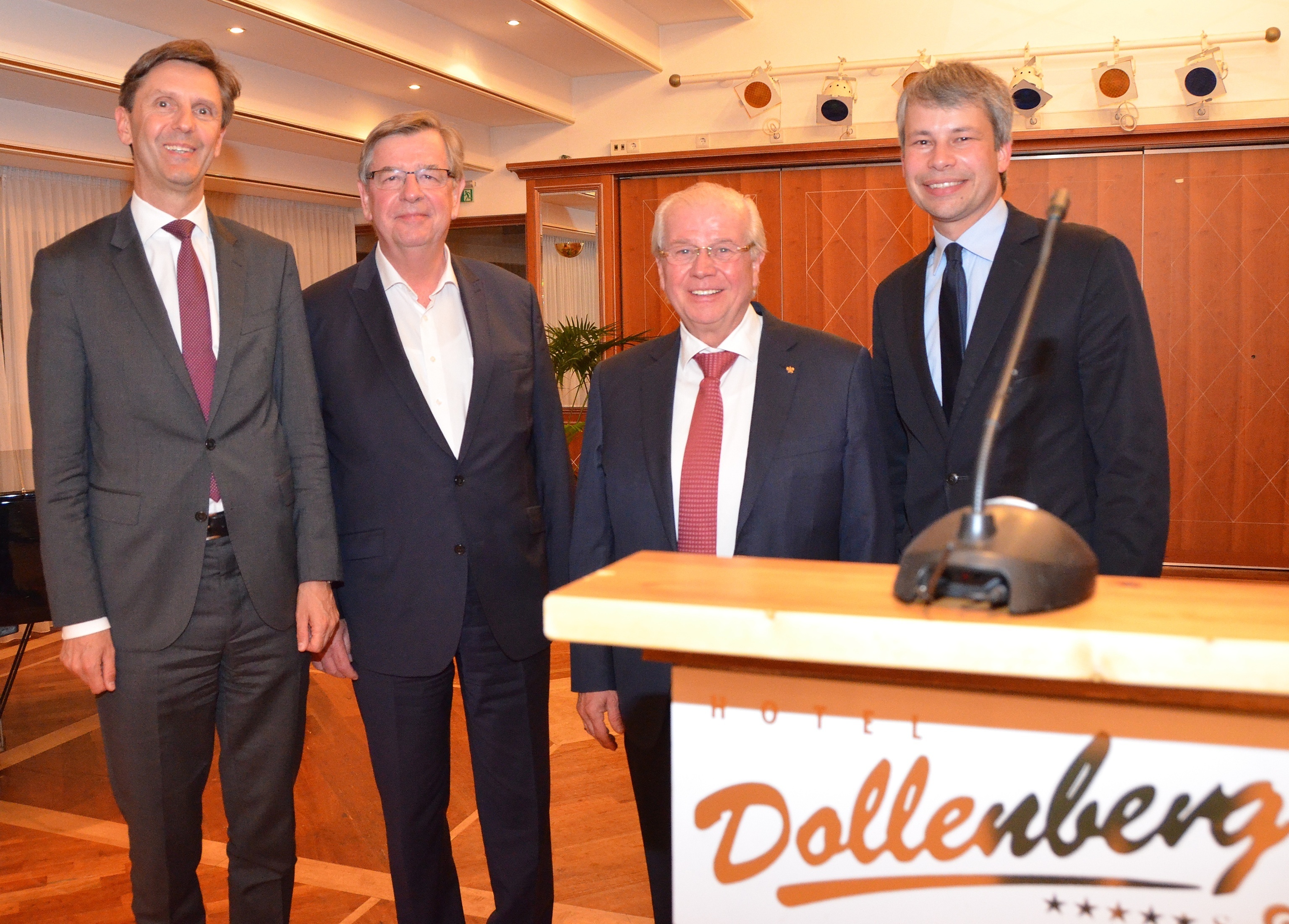 Gäste waren der österreichische Botschafter in Deutschland, Dr. Peter Huber (l.), der parlamentarische Staatssekretär im Bundesverkehrsministerium, Dr. Steffen Bilger (r.), sowie auch Willi Stächele (2.v.l.) und Hotelier Meinrad Schmiederer (2.v.r.).