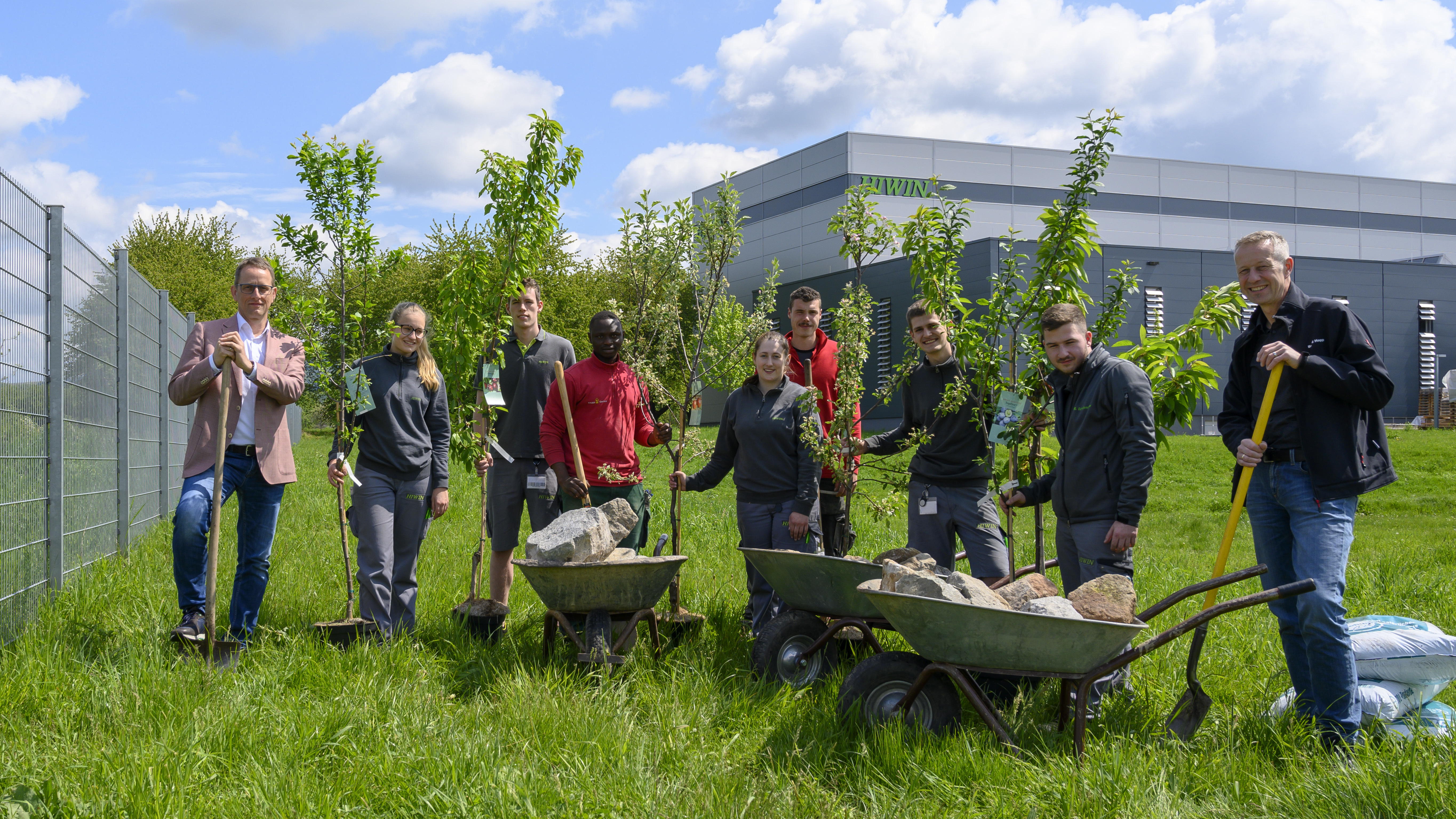 Die Auszubildenden der Firmen Hiwin und Hopp Garten pflanzten Obstbäume auf dem Gelände des Spezialisten für Antriebstechnik in Offenburg.