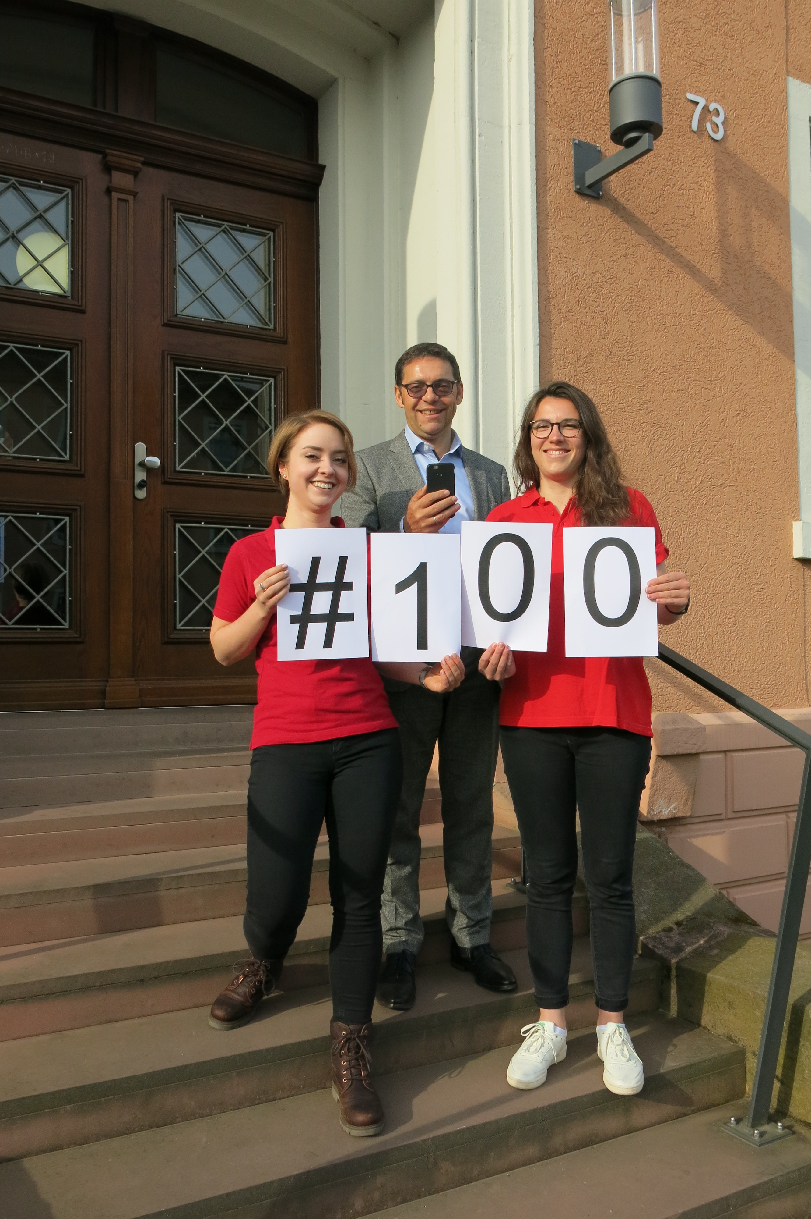 Louisa Schweizer (r.), Vera Huber und Oberbürgermeister Klaus Muttach kümmern sich um den Instagram-Account der Stadt Achern.