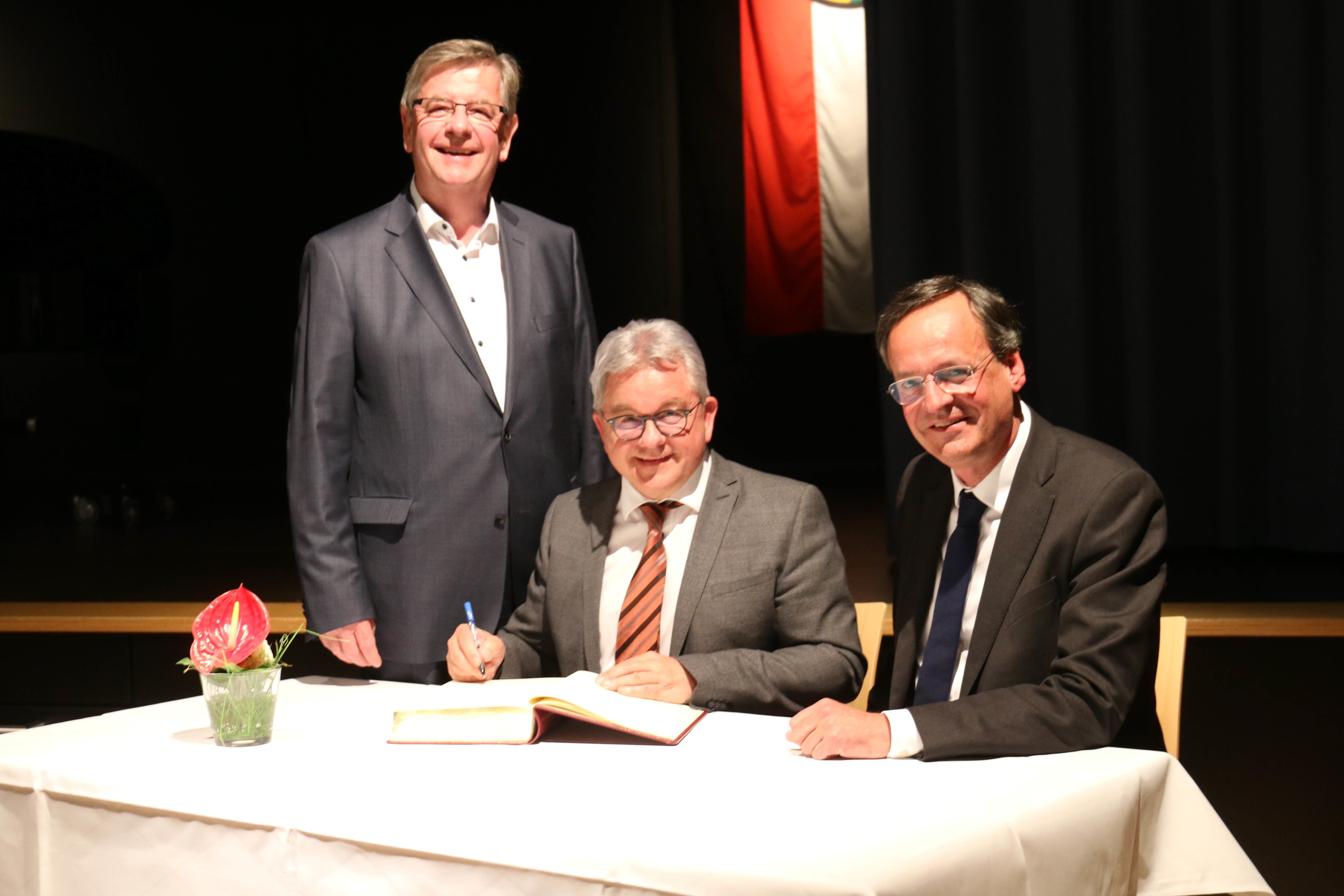 Aus Anlass seines Vortrags trug sich Minister Guido Wolf (Mitte) noch in das Goldene Buch der Stadt Oberkirch ein. Die Aufnahme zeigt ihn gemeinsam mit Minister a. D. Willi Stächele (links) und Oberbürgermeister Matthias Braun.