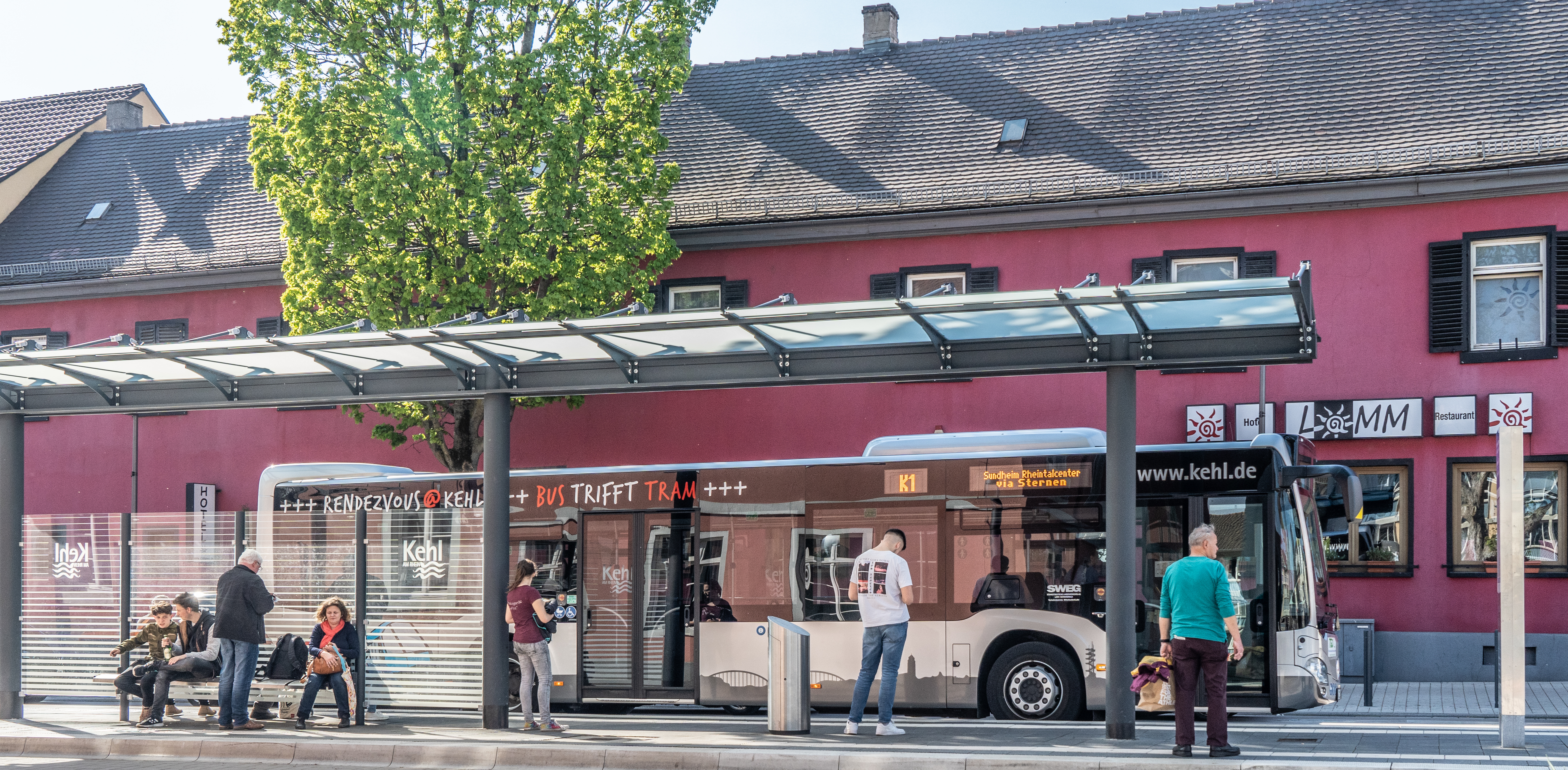 Das Rathaus in Kehl ist der Rendezvoushalt von Bus und Tram im Verkehrssystem der Grenzstadt.