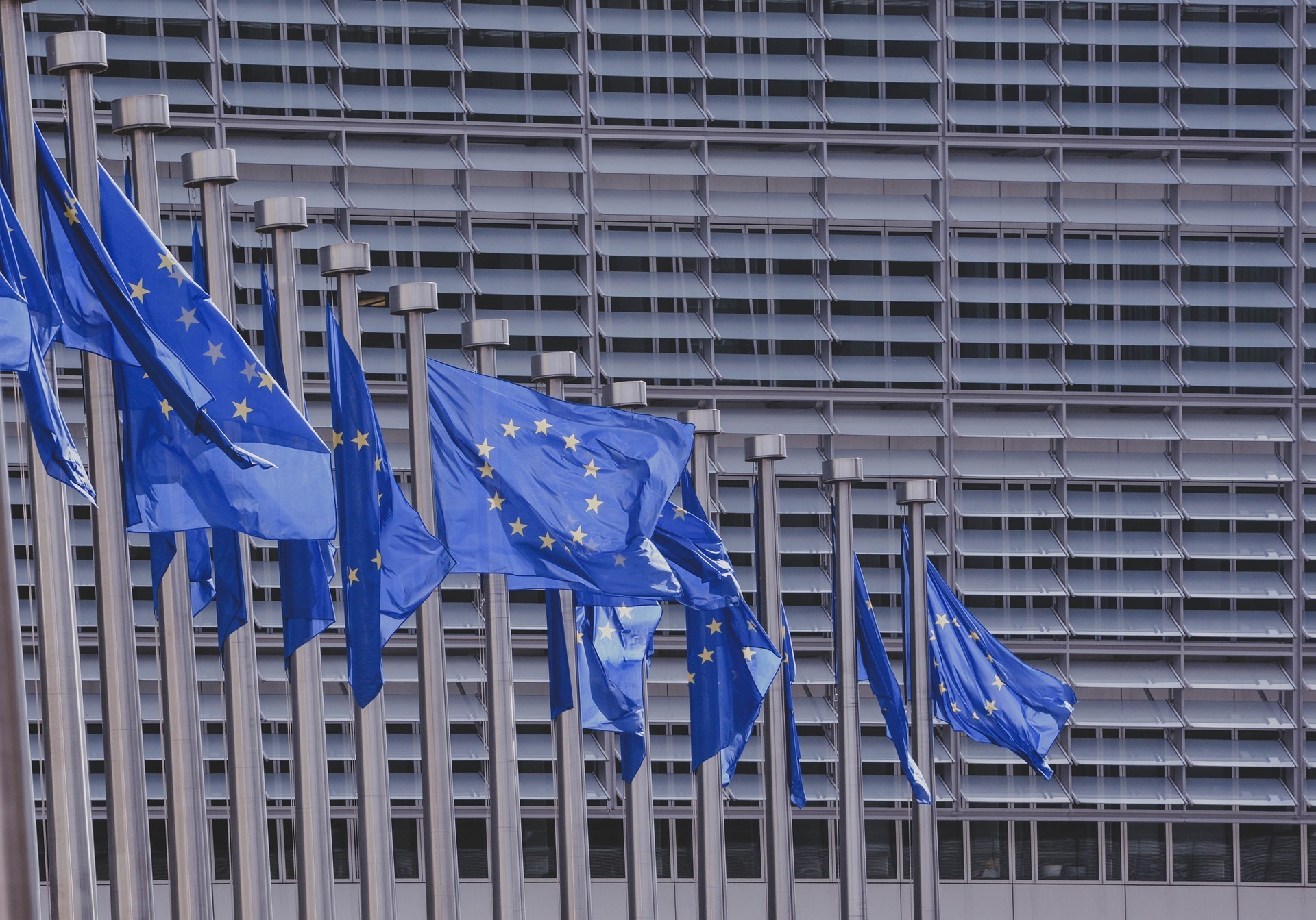 Fahnen wehen vor dem Gebäude der Europäischen Kommission in Brüssel.