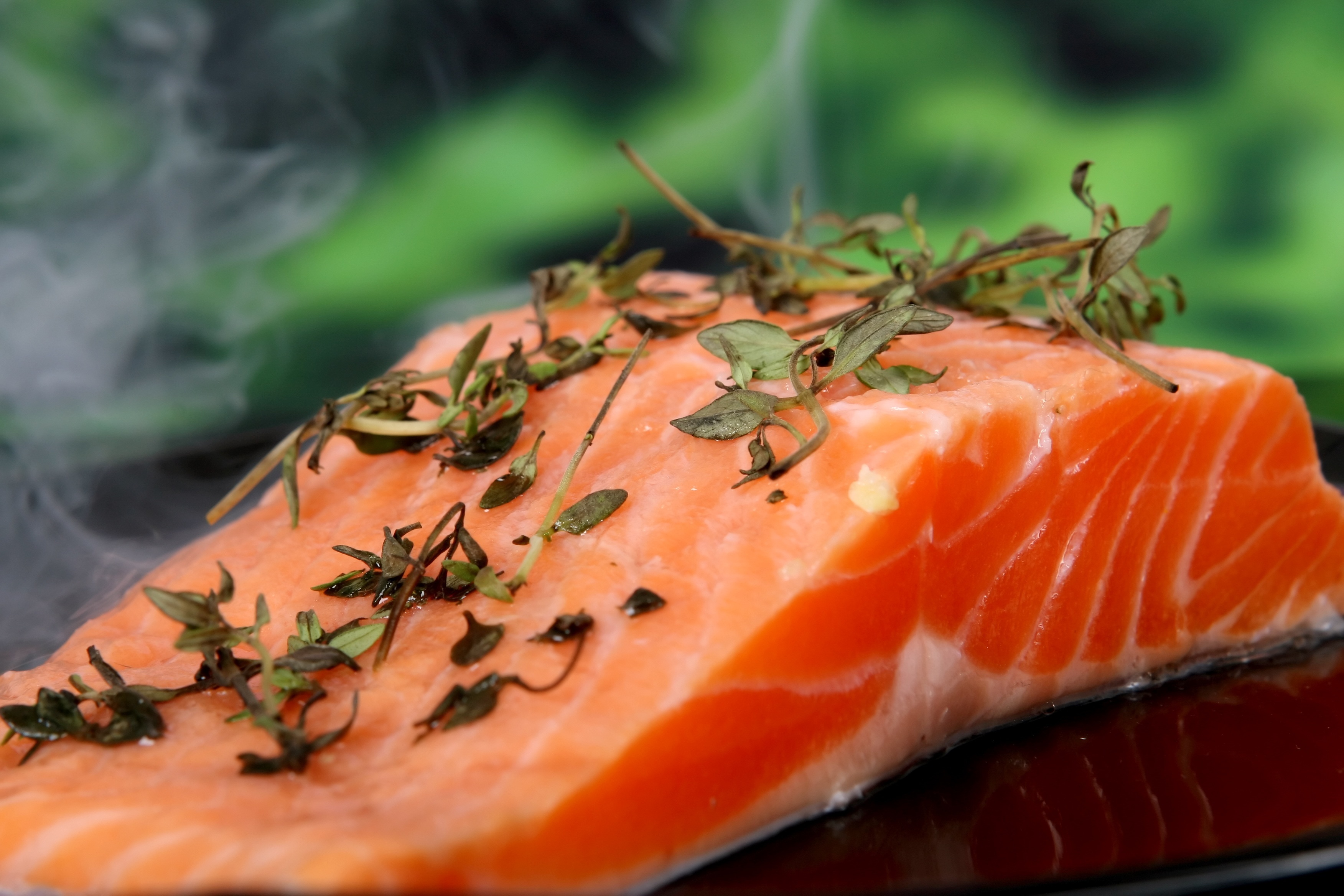 Dank frischer Kräuter wie Thymian bekommt frischer Lachs eine eigene Note.