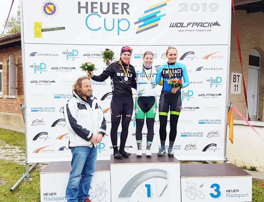 Jasmin Rebmann vom Team "BELLE" Stahlbau (links) freut sich über ihren hervorragenden zweiten Platz.