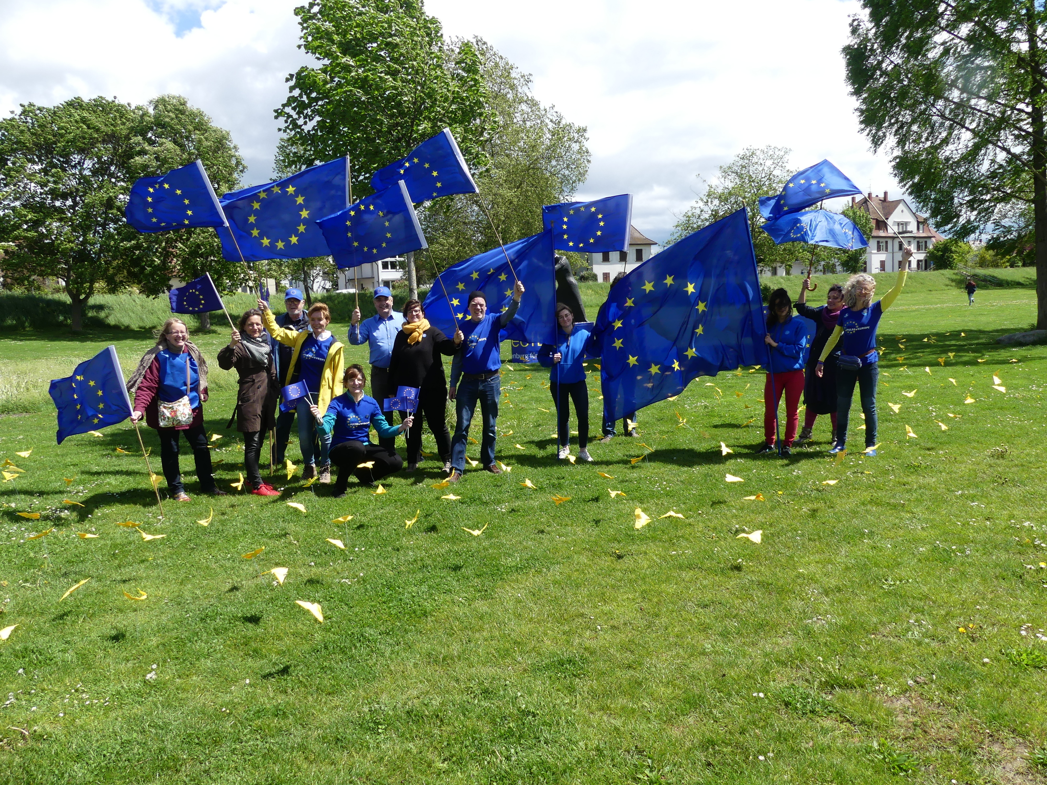 Flagge zeigen für die Europäische Union: Die Veranstaltung "Flügel für Europa am Rhein" lockte Teilnehmer an die Passerelle-Brücke.