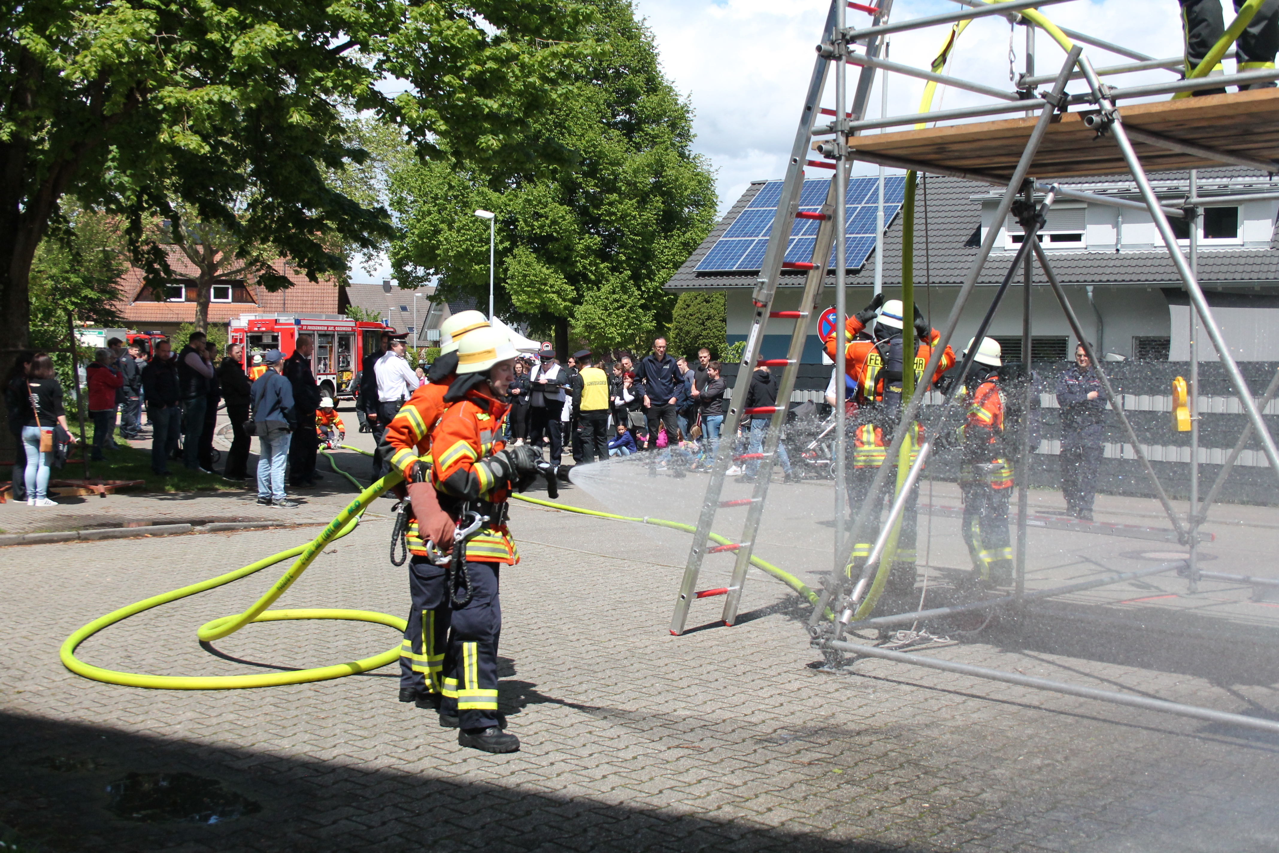 Alle Hände voll zu tun hatten die Feuerwehrleute der Freiwilligen Feuerwehr aus Friesenheim. Bei ihrer Übung wurde der Brand in einem Gebäude simuliert.