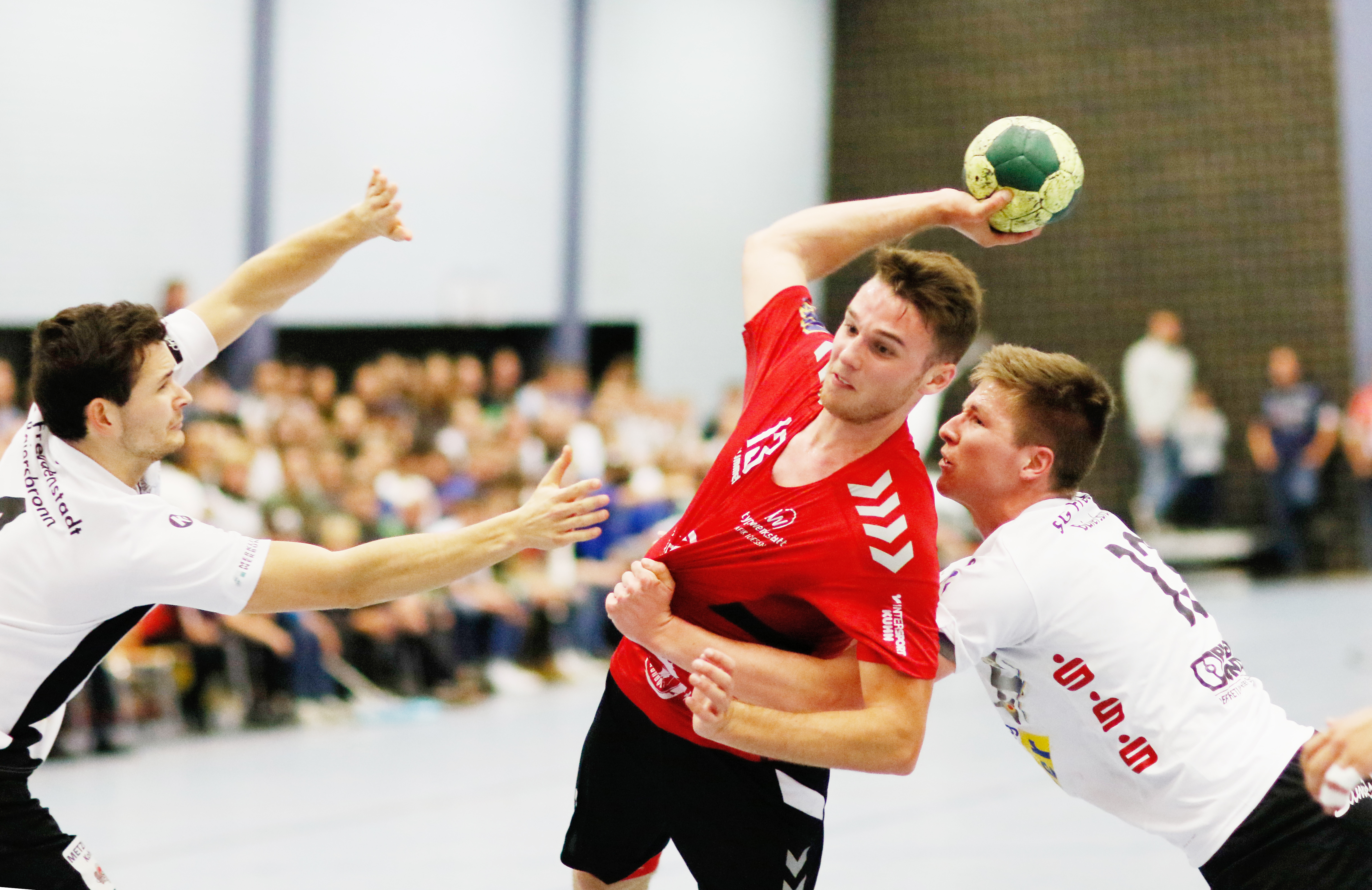 Marvin Schilling (rotes Trikot) vom TuS Altenheim II warf am Freitagabend drei Tore.