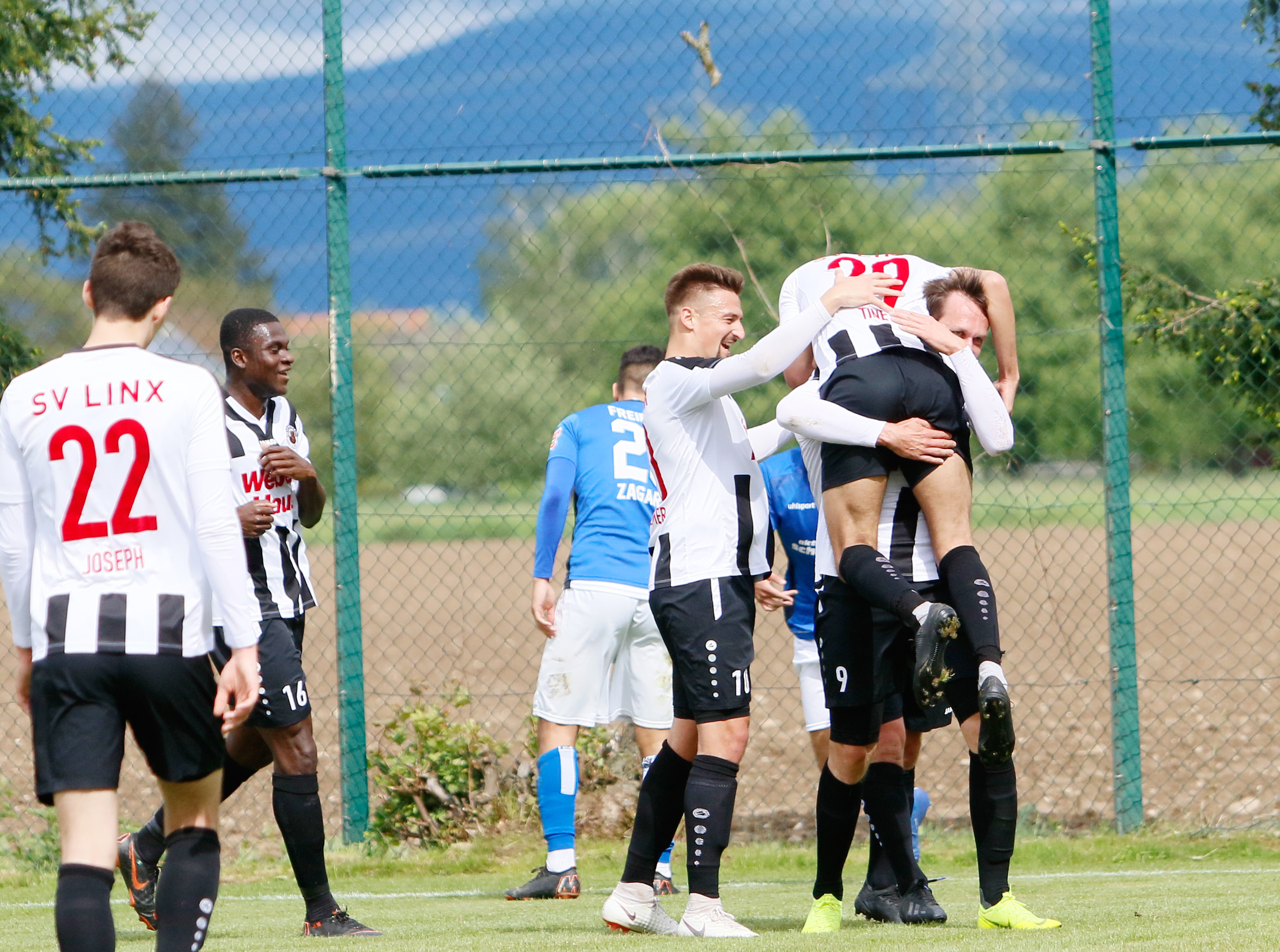Freude pur beim SV Linx: Die Rheinauer machten durch den Heimsieg gegen Freiberg einen ganz großen Schritt zum Klassenerhalt.
