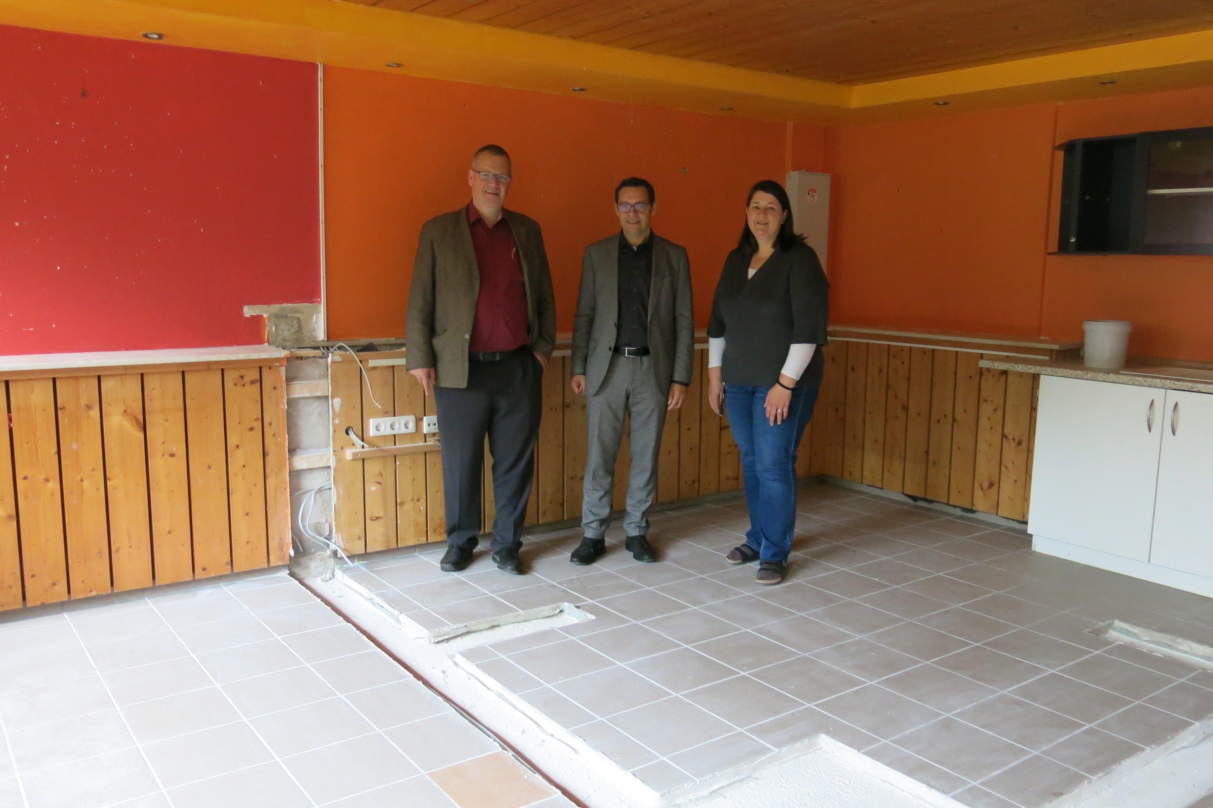 Ortsvorsteher Christian Zorn, Oberbürgermeister Klaus Muttach und Daniela Graf, Leiterin der Kindertageseinrichtung Sasbachried, in den neuen Räumlichkeiten.