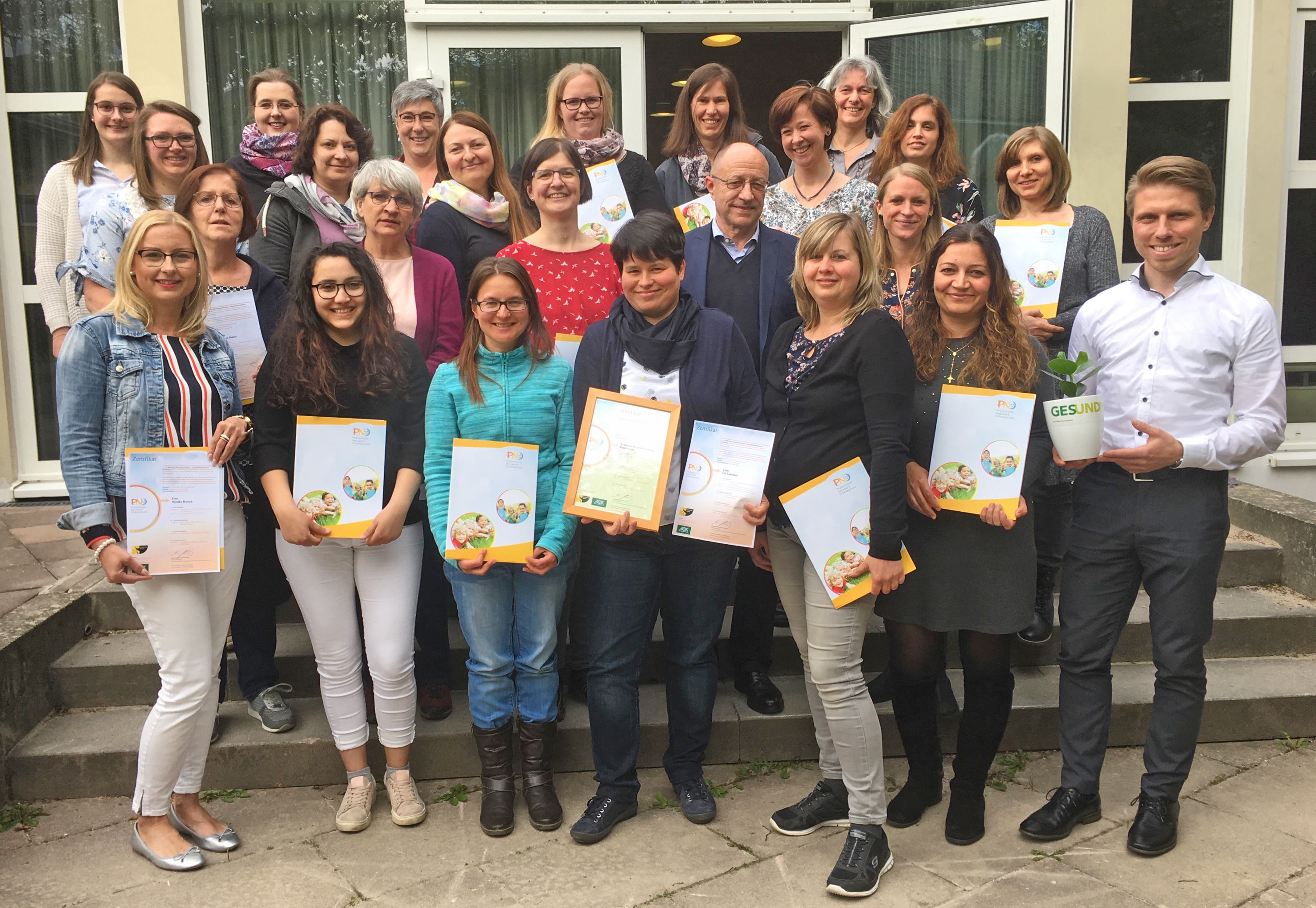 Ullrich Böttinger (Mitte), Leiter des PNO, überreichte dem Team der Kindertagesstätte Kinderinsel in Offenburg-Albersbösch die Auszeichnungen.