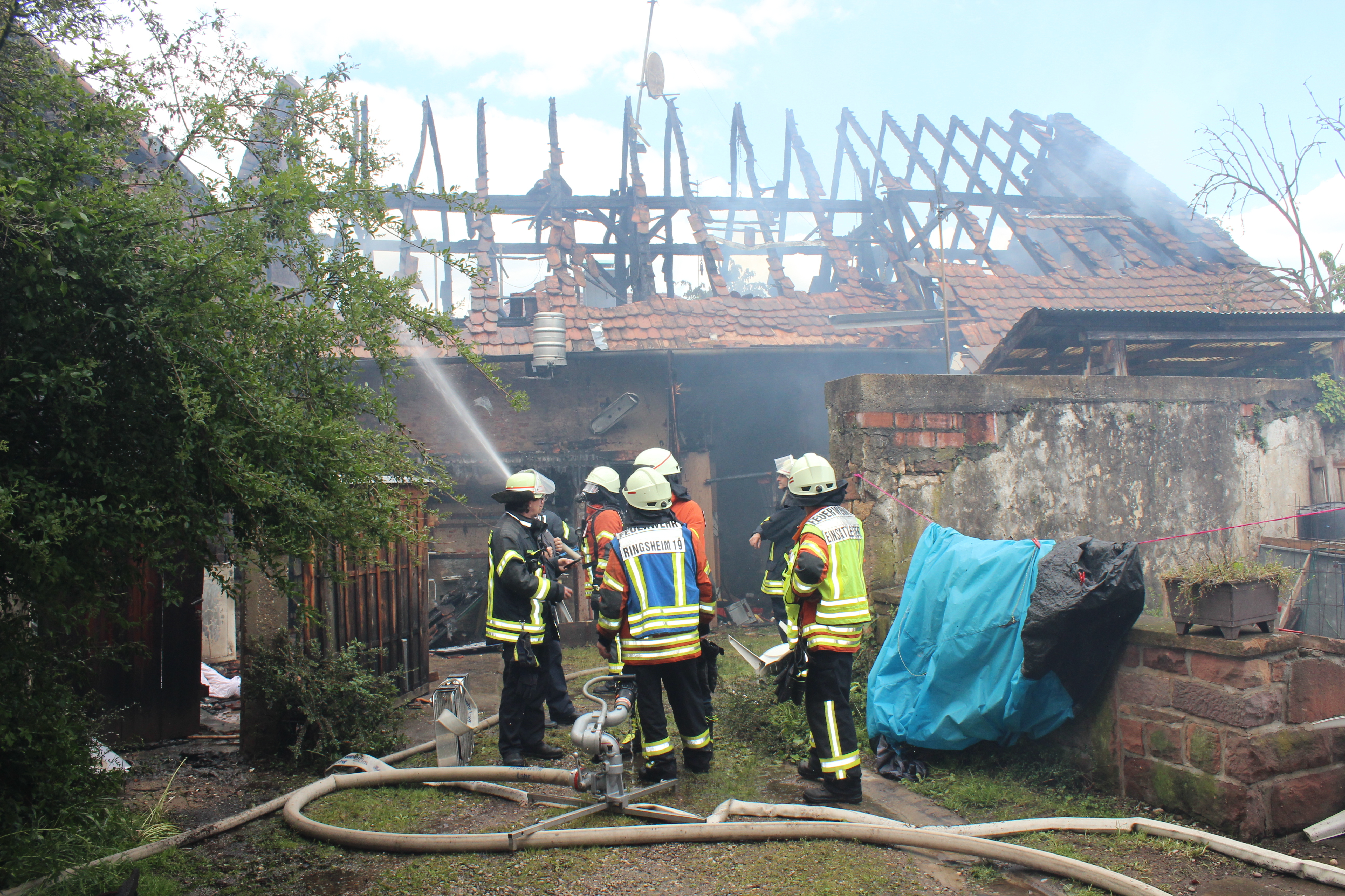 Die Feuerwehren aus Ringsheim, Ettenheim und Lahr sind mit den Löscharbeiten beschäftigt.