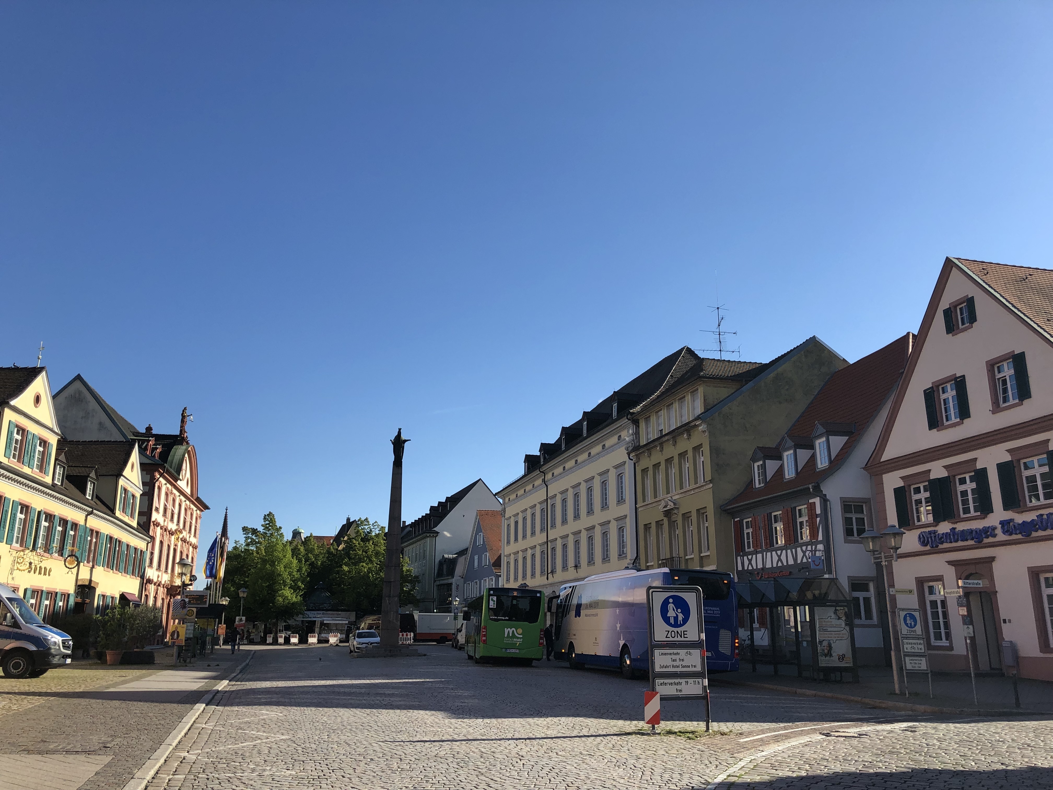 Die Schilder Fußgängerzone halten nicht jeden Autofahrer davon ab, den kürzesten Weg zum Bahnhof zu nehmen.