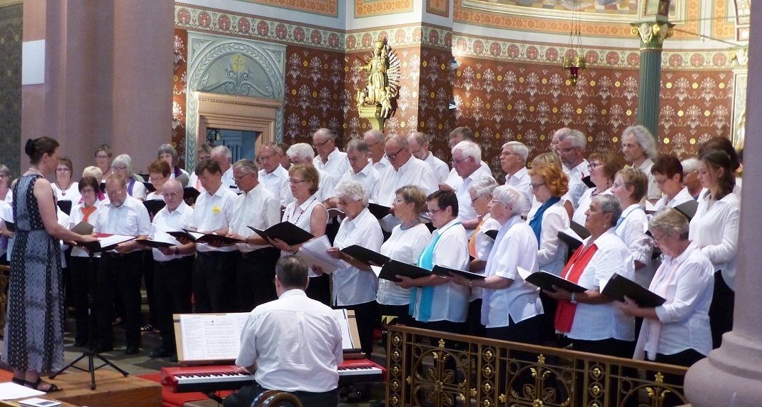 Die Kirchenchöre aus Lauf und Sasbachried singen.