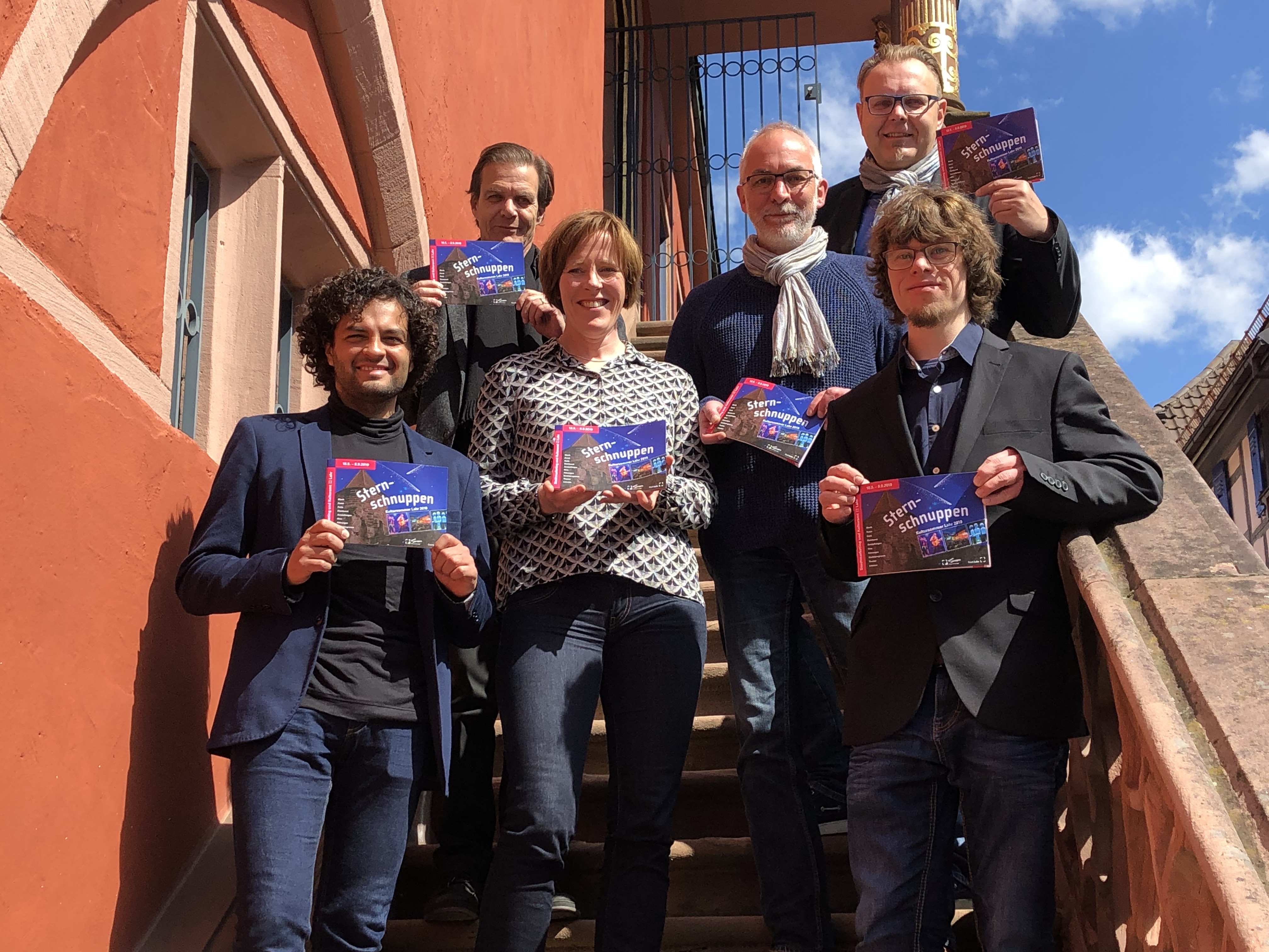 Gruppenbild mit den Verantwortlichen und Projektpreisträgern (v. l.): William Sánchez, "SZENE 2WEI", Kulturamtsleiter Gottfried Berger, Martina Mundinger, Stadtmarketing Lahr, Projektkoordinator Christof Fischer-Rimpf, Jörg Beese, "SZENE 2WEI", und Erster Bürgermeister Guido Schöneboom