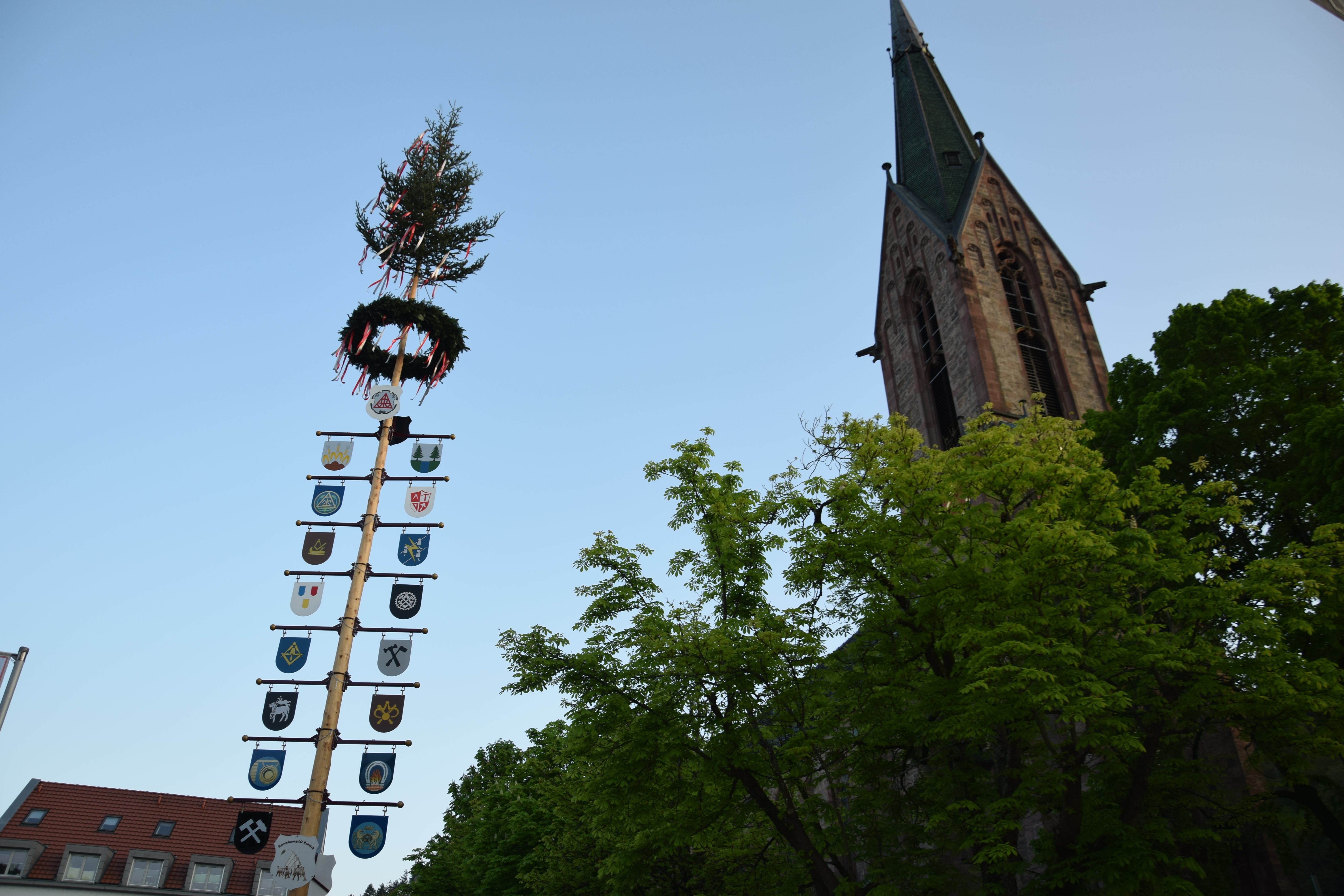 Maibäume stehen an markanten Plätzen.