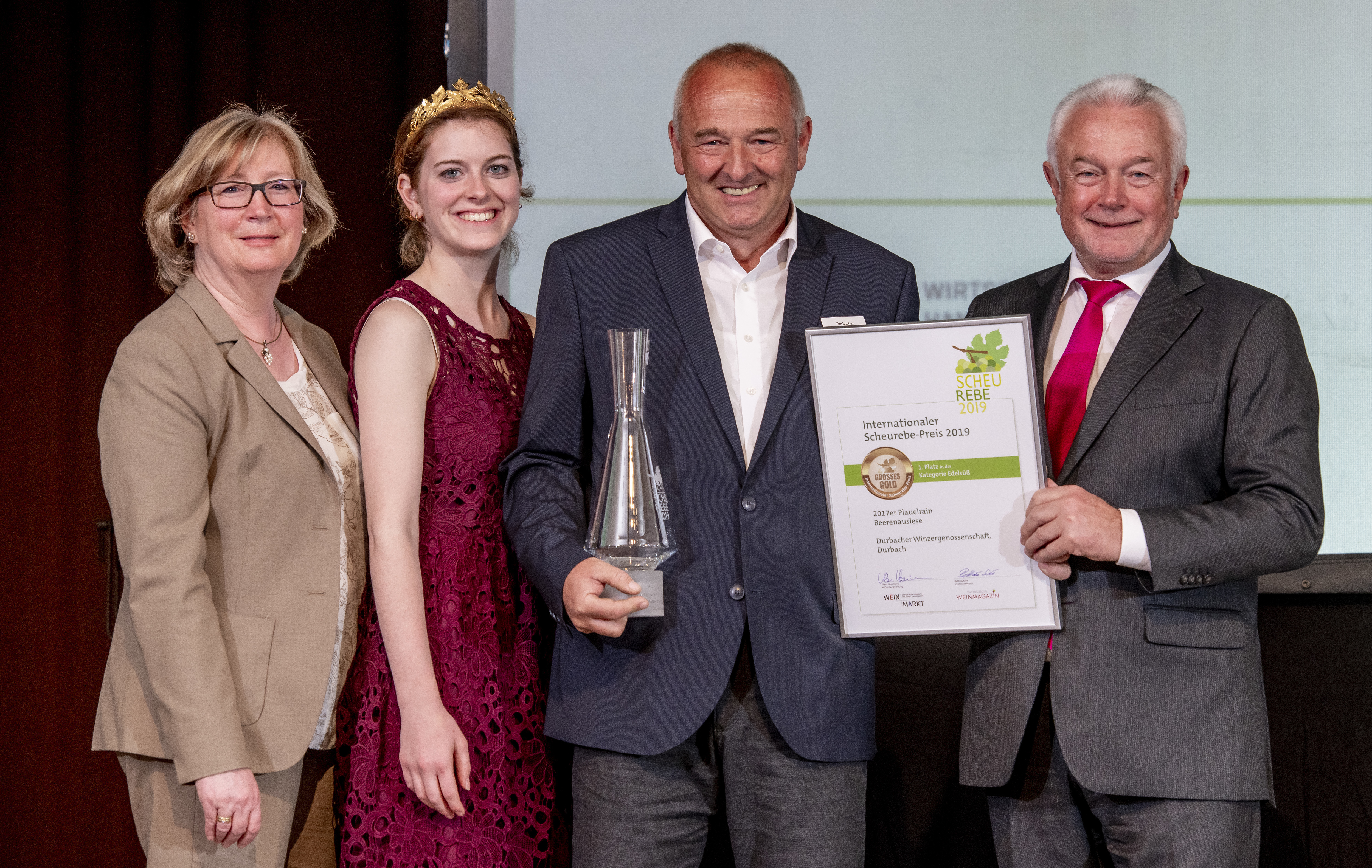 Bettina Siée (v. l.), Das deutsche Weinmagazin, Stephanie Eckert, Rheinhessische Weinprinzessin, Emil Klaus, Durbacher Winzergenossenschaft, und Wolfgang Kubicki bei der Preisübergabe in Alzey