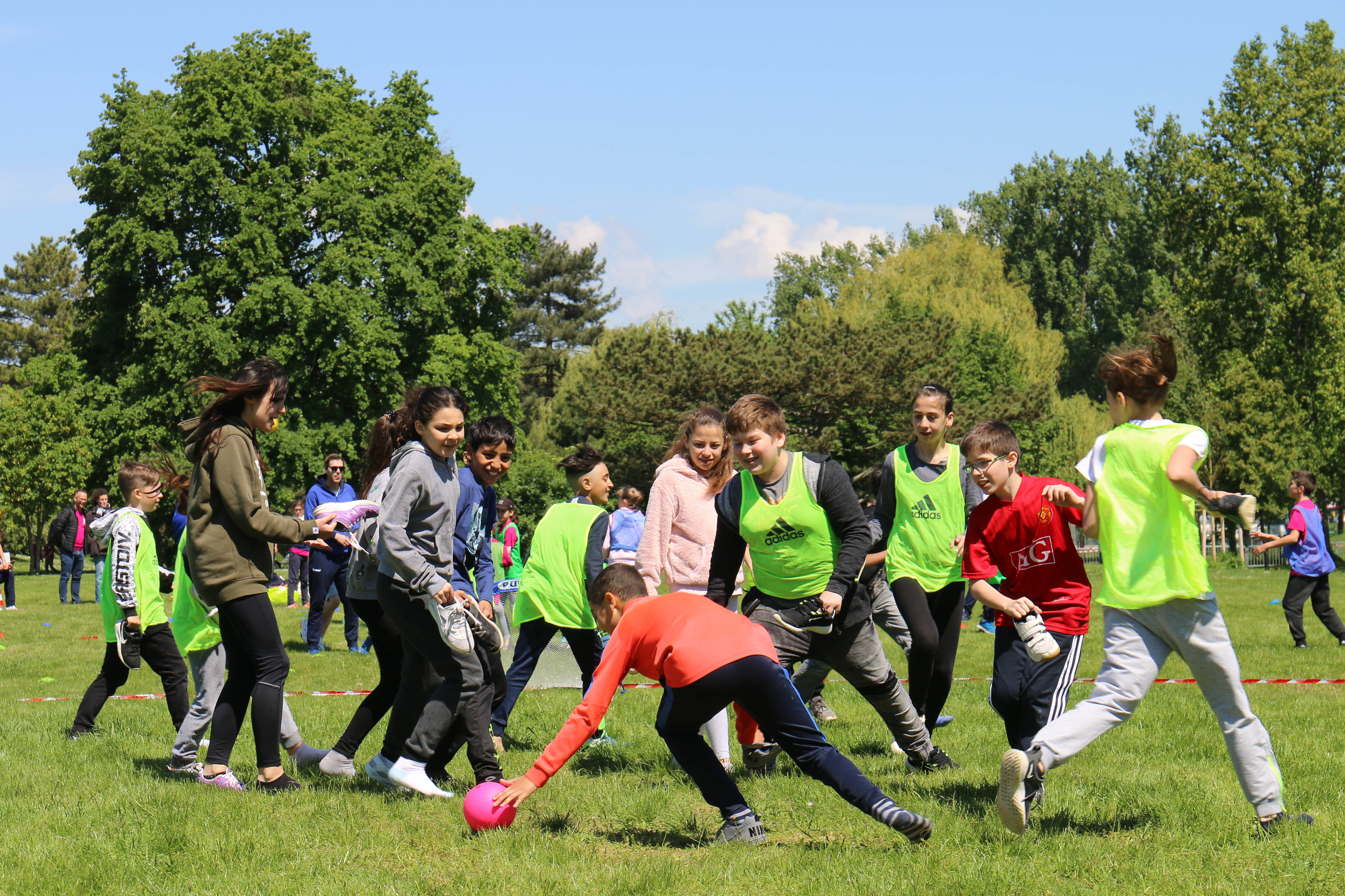 4.500 Schüler aus Deutschland und Frankreich liefen jetzt beim „Kilomètre Solidarité“. Beim Workshop „Schlappekicke - Football à pantoufle“ hatten alle viel Spaß.