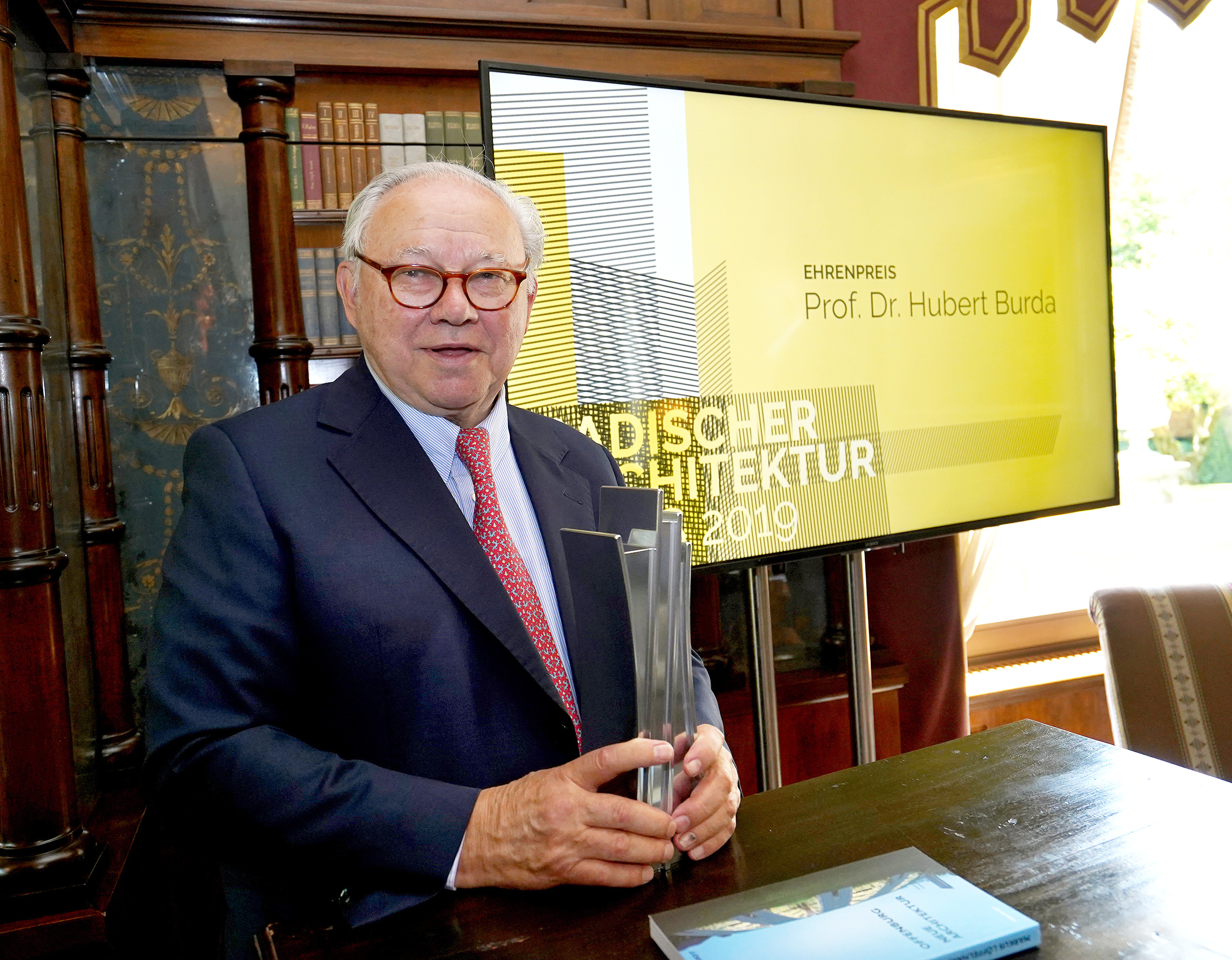 Hubert mit dem Ehrenpreis des Badischen Architekturpreises