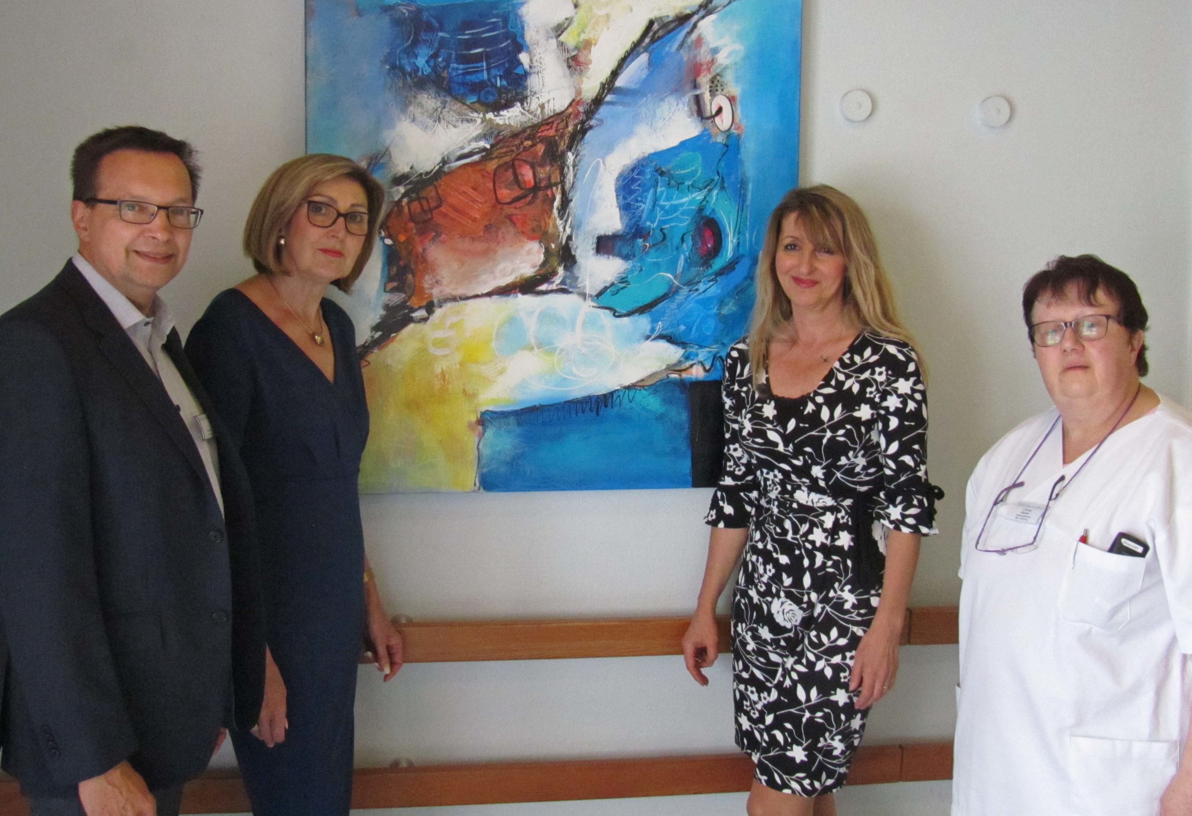Bei der Ausstellungseröffnung (v.l.): Bernd Boschert (Pflegedirektor), Petra Lorch (Organisation), Camelia Beberich (ausstellende Künstlerin) und Christa Biereth (Bereichsleitung Pflegedienst).
