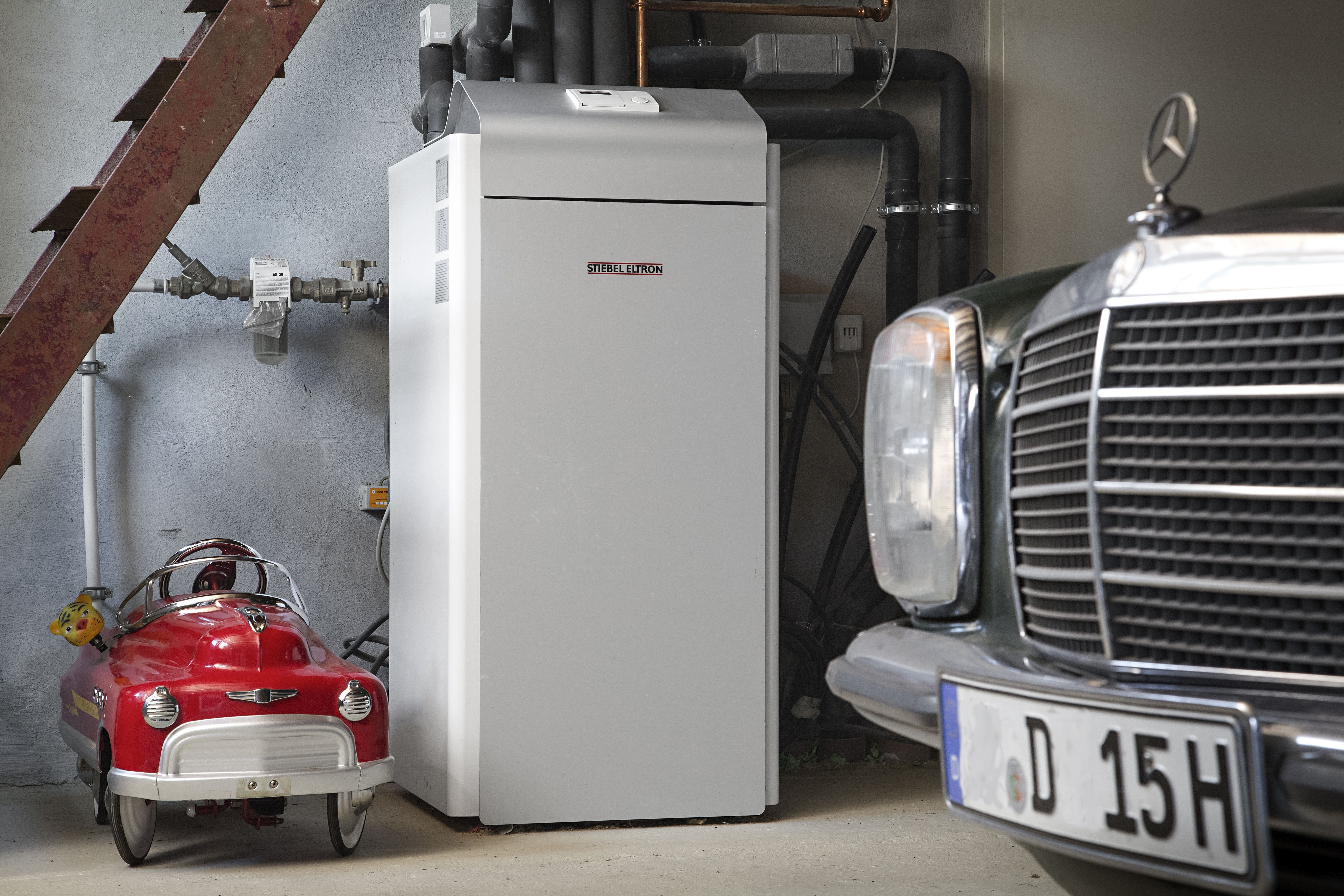 Ob im Technikraum, dem Keller, der Garage oder ganz außerhalb des Hauses – der Standort der Wärmepumpe spielt keine Rolle, wenn in Verbindung mit einer Fußbodenheizung über die Heizungsanlage effektiv geheizt und gekühlt werden soll.