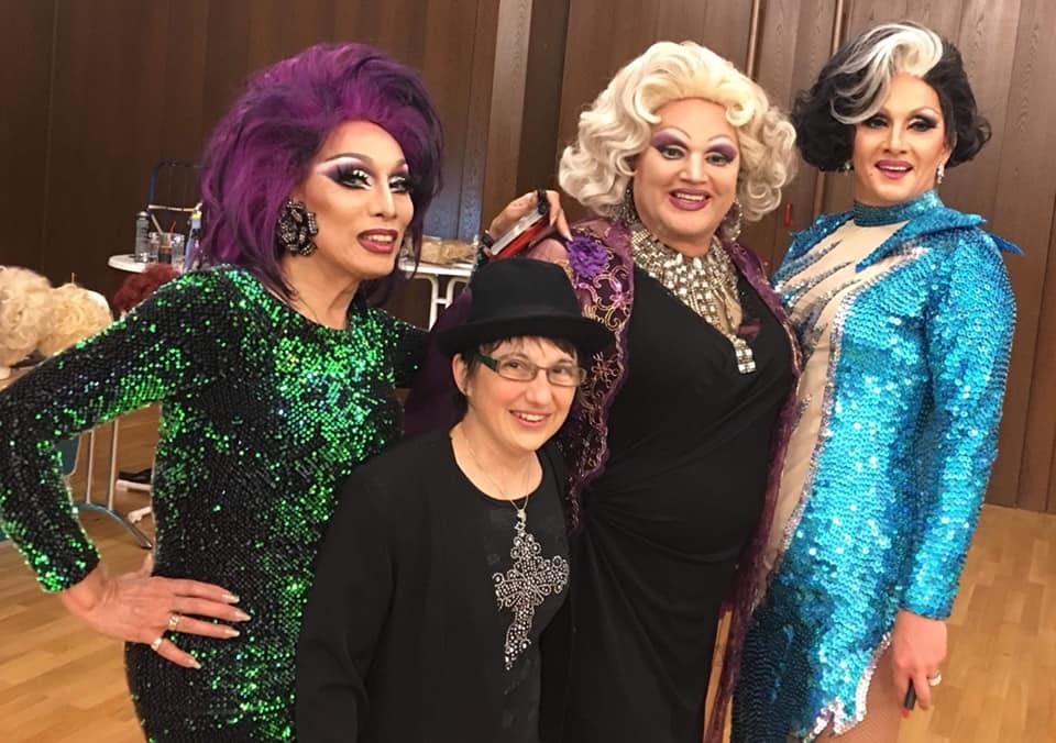 Shirley Cartier (von links), Veranstalterin Tanja Silzer, Lady Vikky Winchester und Gordin Rouge bieten in Durbach Travestie sowie Comedy.