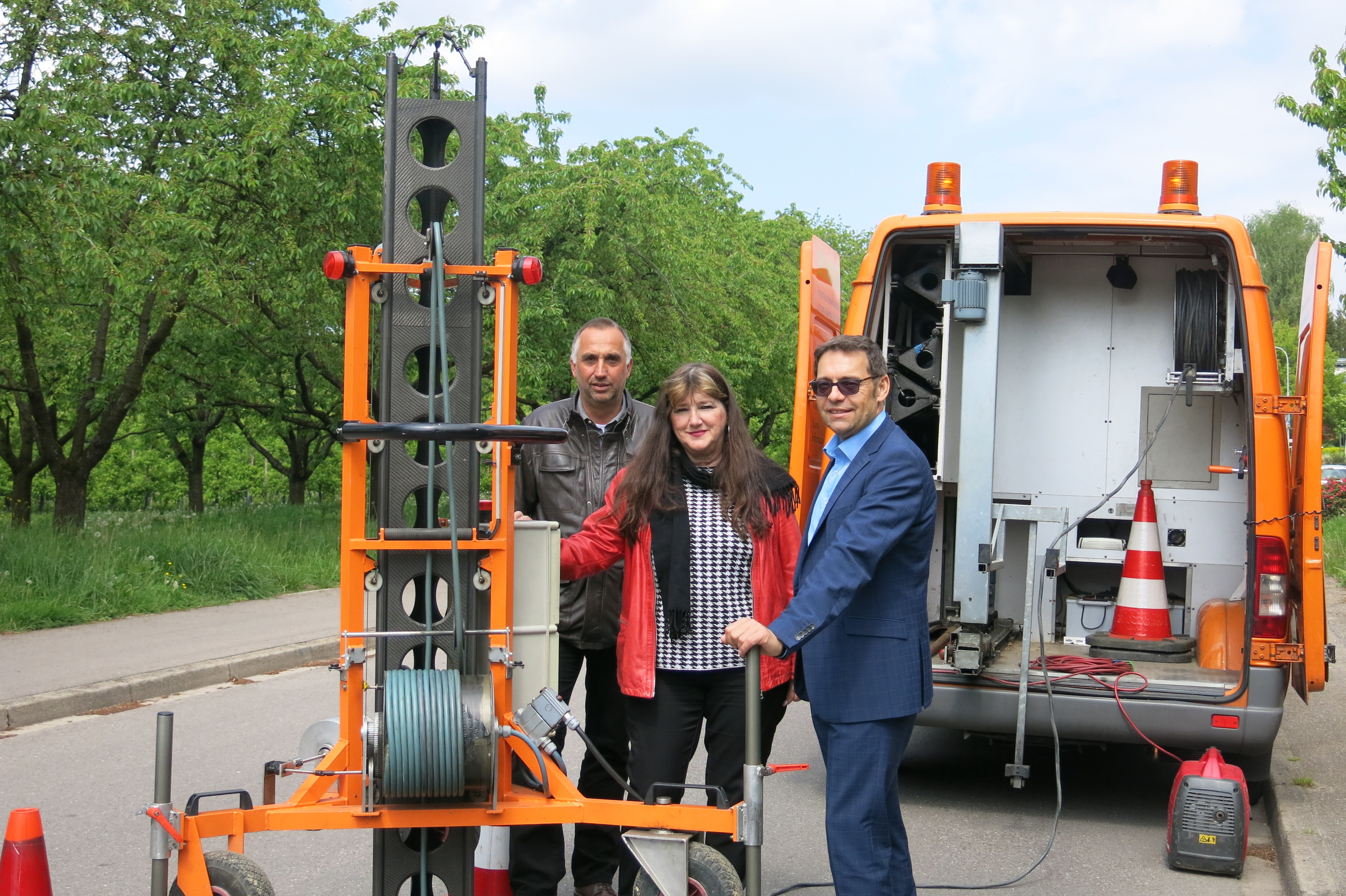 Oberbürgermeister Klaus Muttach (r.), Ortsvorsteherin Gabi Bär und Werkleiter Ralf Volz begutachten die computerunterstützte Schachtinspektionstechnik (CUS).