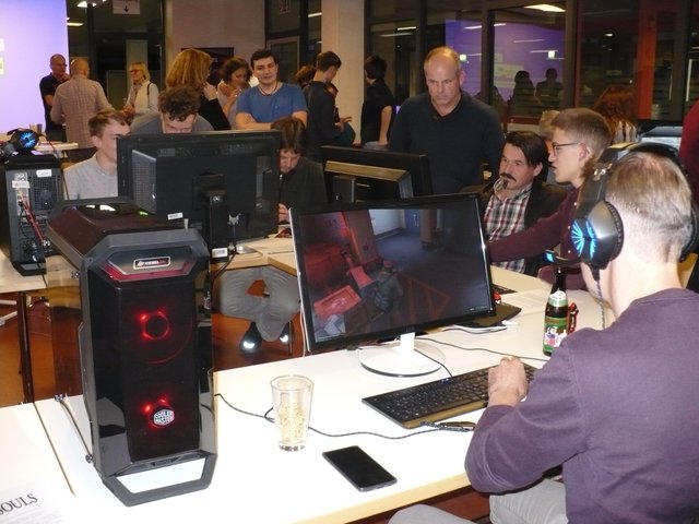 Spielstationen waren in der Mensa des Schiller-Gymasiums aufgebaut. Hier ließen sich die Eltern Videospiele erklären und konnten diese selbst ausprobieren.
