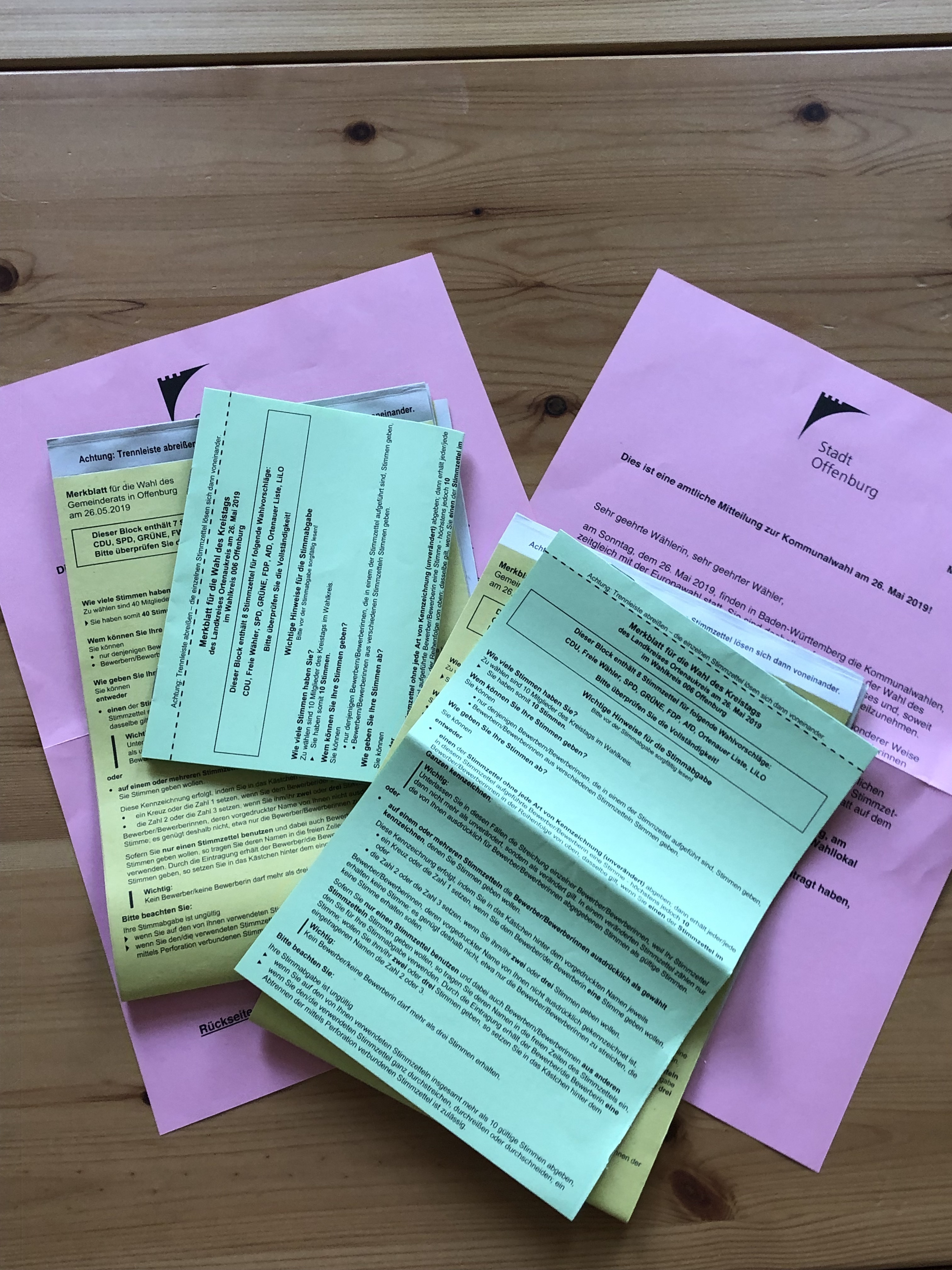 Die Unterlagen für die Kommunalwahl in Offenburg.