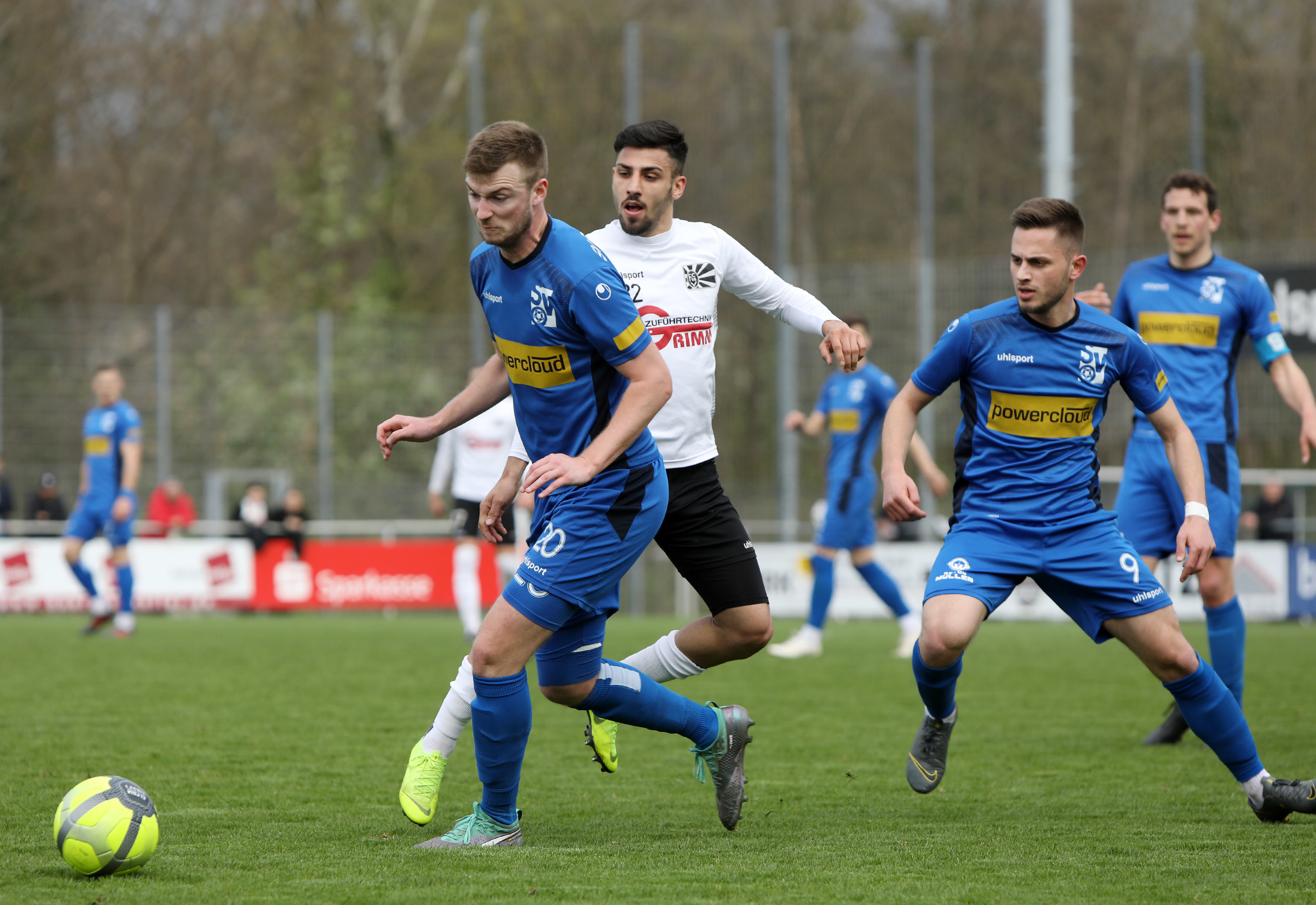 Der SV Oberachern (blaues Trikot) hatte das Nachsehen und verlor gegen den Bahlinger SC mit 0:3.