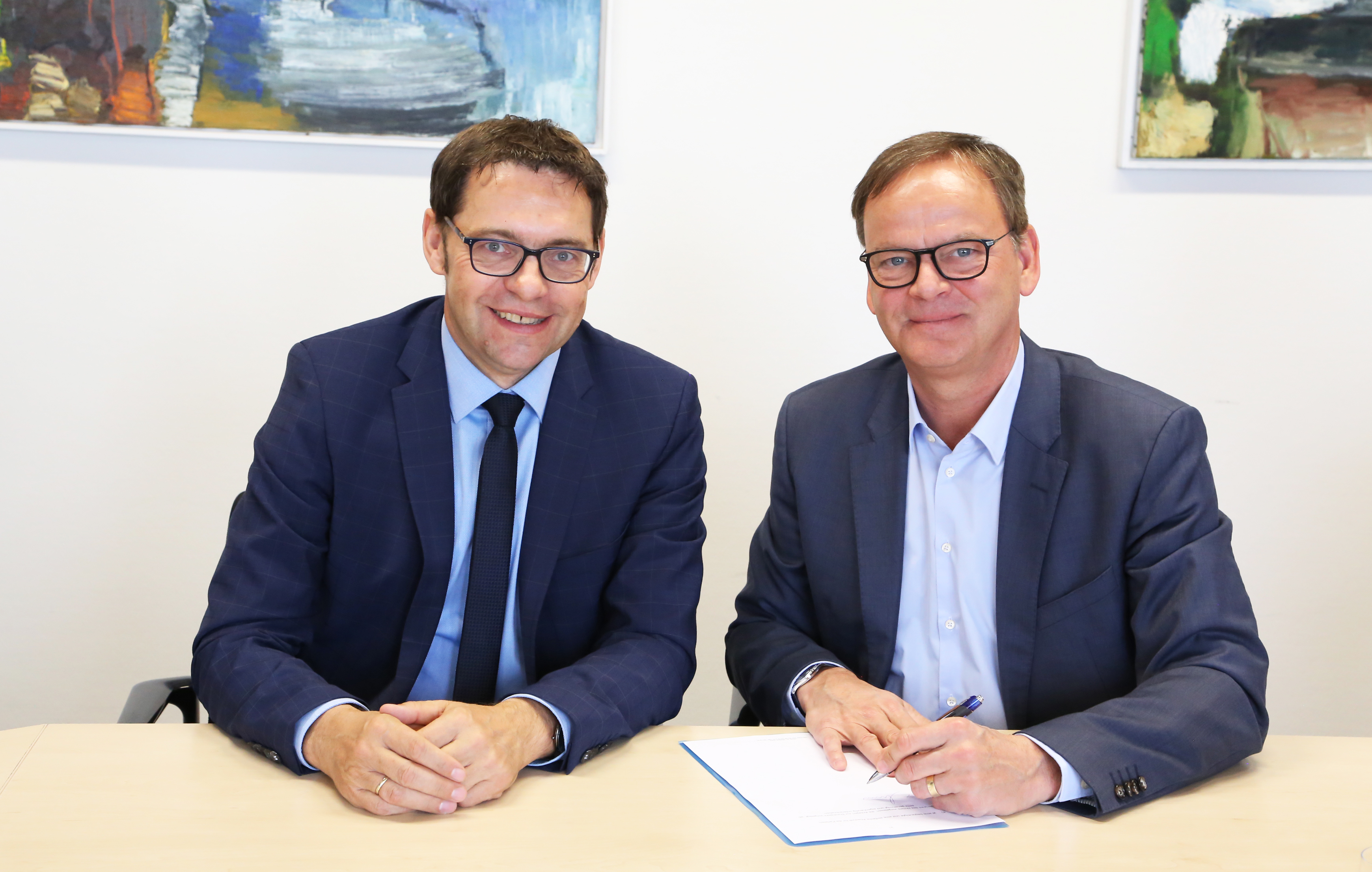 Landrat Frank Scherer (r.) und Herrn Oberbürgermeister Klaus Muttach bei der Vertragsunterzeichnung.