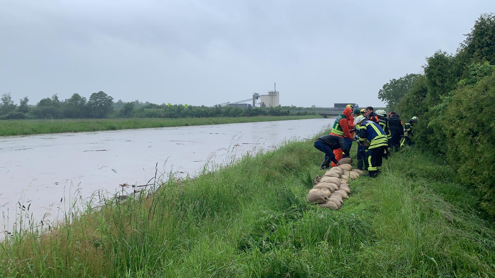 Die Feuerwehr Achern und das THW kämpfen darum, die Baumschule Rösch vor dem Wassereinbruch zu bewahren