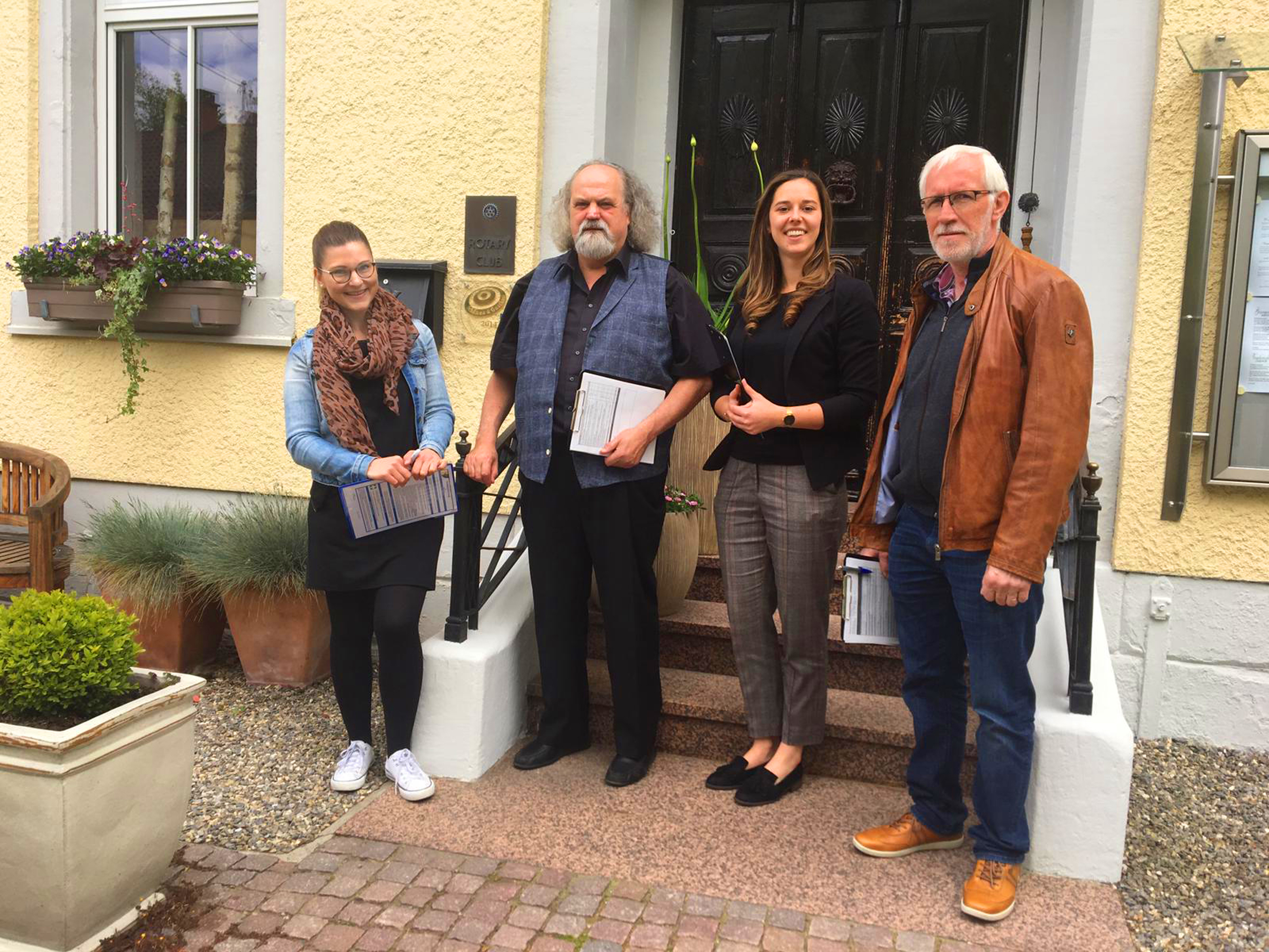 Derzeit sind die Jurymitglieder des Wettbewerbs „Schönes Gasthaus 2019“ unterwegs, so auch Carina Leinmüller vom Schwarzwald Tourismus Kinzigtal, Kreisrat Karl-Heinz Debacher, Josefa Biegert, Projektleiterin der Tourismusabteilung im Landratsamt, sowie Klaus Armbruster "DEHOGA" in Hausach.
