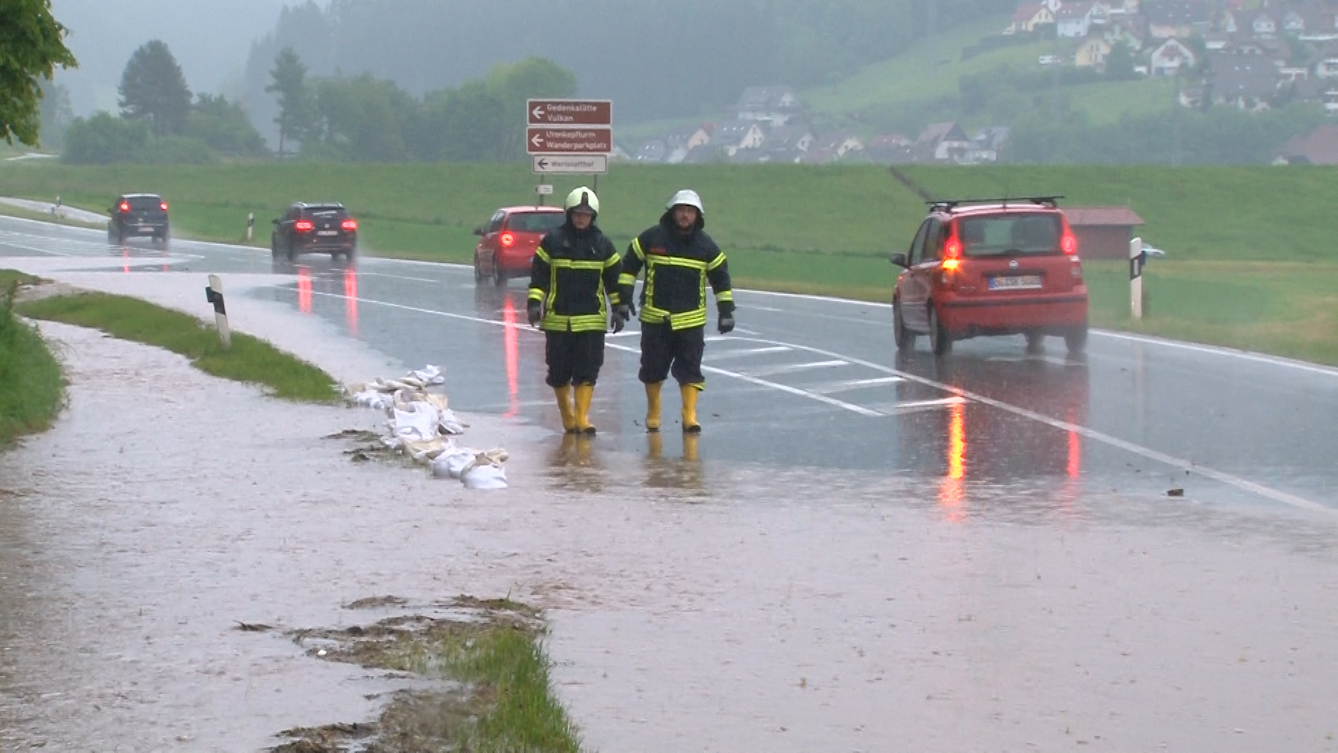 Das Wasser floss zwischen Haslach und Mühlenbach über die Straße.